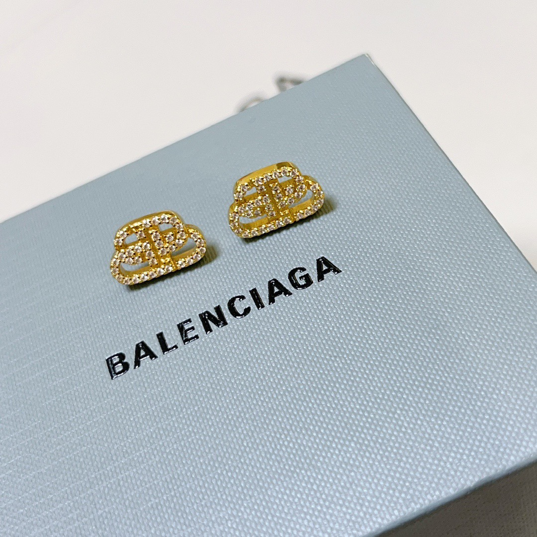 NO:642003,Batch BALENCIAGA Balenciaga earrings Wang Zha series counter synchronization update simple double B shape earrings classic style matching full sense of design perfect match with clothes, jewelry boutique, balenciaga, balenciaga, earrings19860909批BALENCIAGA 巴黎世家耳钉 王炸系列 专柜同步 更新 简约双B造型耳环 经典造型搭配 设计感十足 搭配衣服绝绝子,饰品精品,balenciaga,balenciaga,earrings,Jewelry
