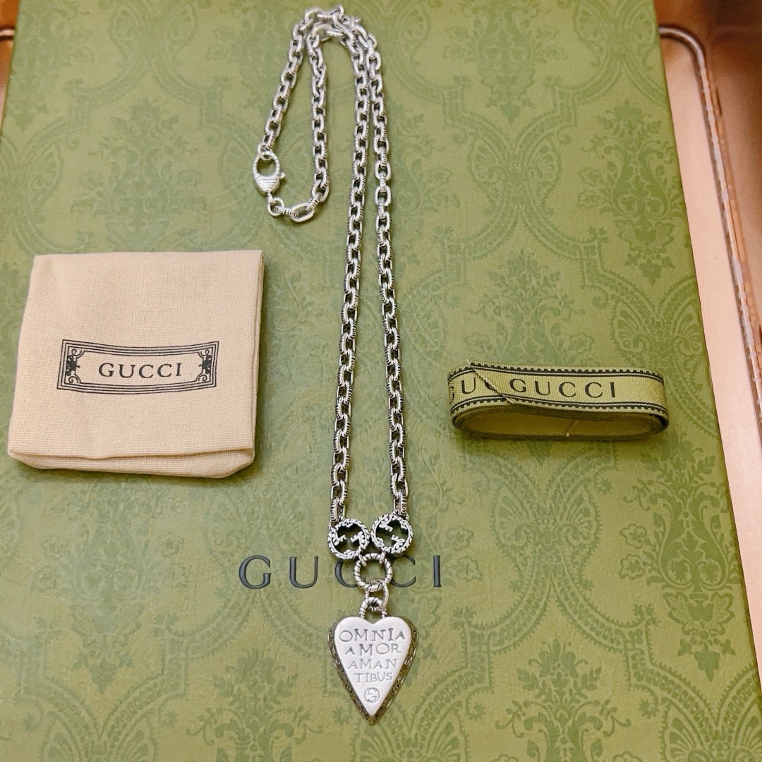 NO:642005,The latest Gucci necklace has a higher grade. The same style as the star Anger Forest series double G Gucci necklace. The chain length is 60 cm and the length can be changed. The details are distressed. The shiny version is not available in the market. This model has been on the market. It is a best-selling model in Gucci. It is very good to match with trendy clothes, fine jewelry, gucci, and necklace.19860909批古驰项链最新款链条档次更高明星同款Anger Forest系列双G古驰项链 链长60厘米可改长度 细节对版做旧处理 非市面亮面版型 这款一直在出 古驰里面热卖款 非常好搭配潮流衣服,饰品精品,gucci,necklace,Jewelry