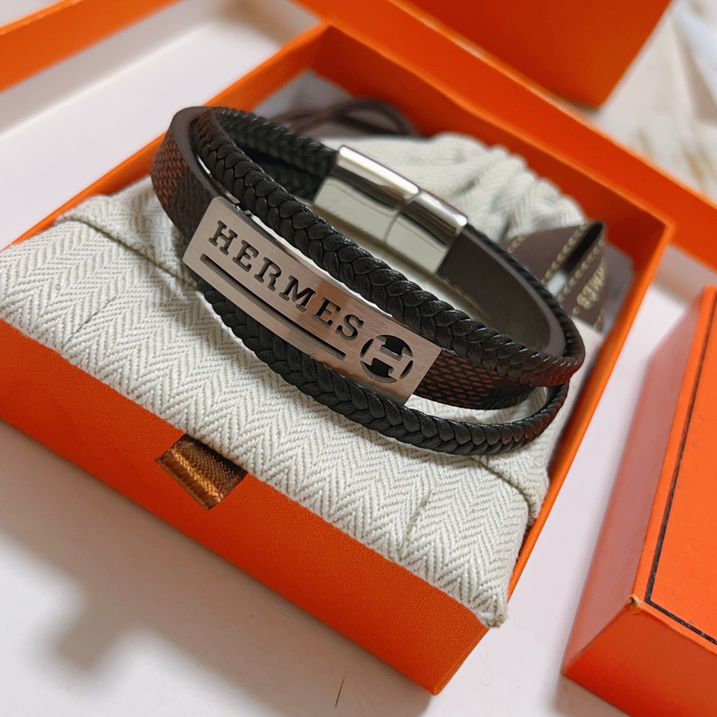 Hermes H Plaque Pulsera de cuero trenzado Pulsera Cuero trenzado negro Detalle de cuero marrón Herrajes de metal en tono plateado 19 cm