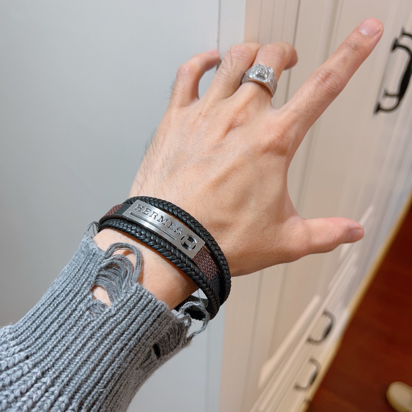 Hermes H Plaque Pulsera de cuero trenzado Pulsera Cuero trenzado negro Detalle de cuero marrón Herrajes de metal en tono plateado 19 cm