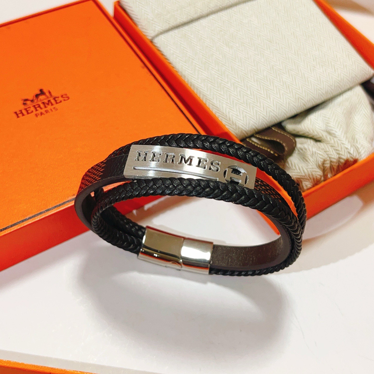 Hermes H Plaque Pulsera de cuero trenzado Pulsera Cuero trenzado negro Detalle de cuero marrón Herrajes de metal en tono plateado 19 cm