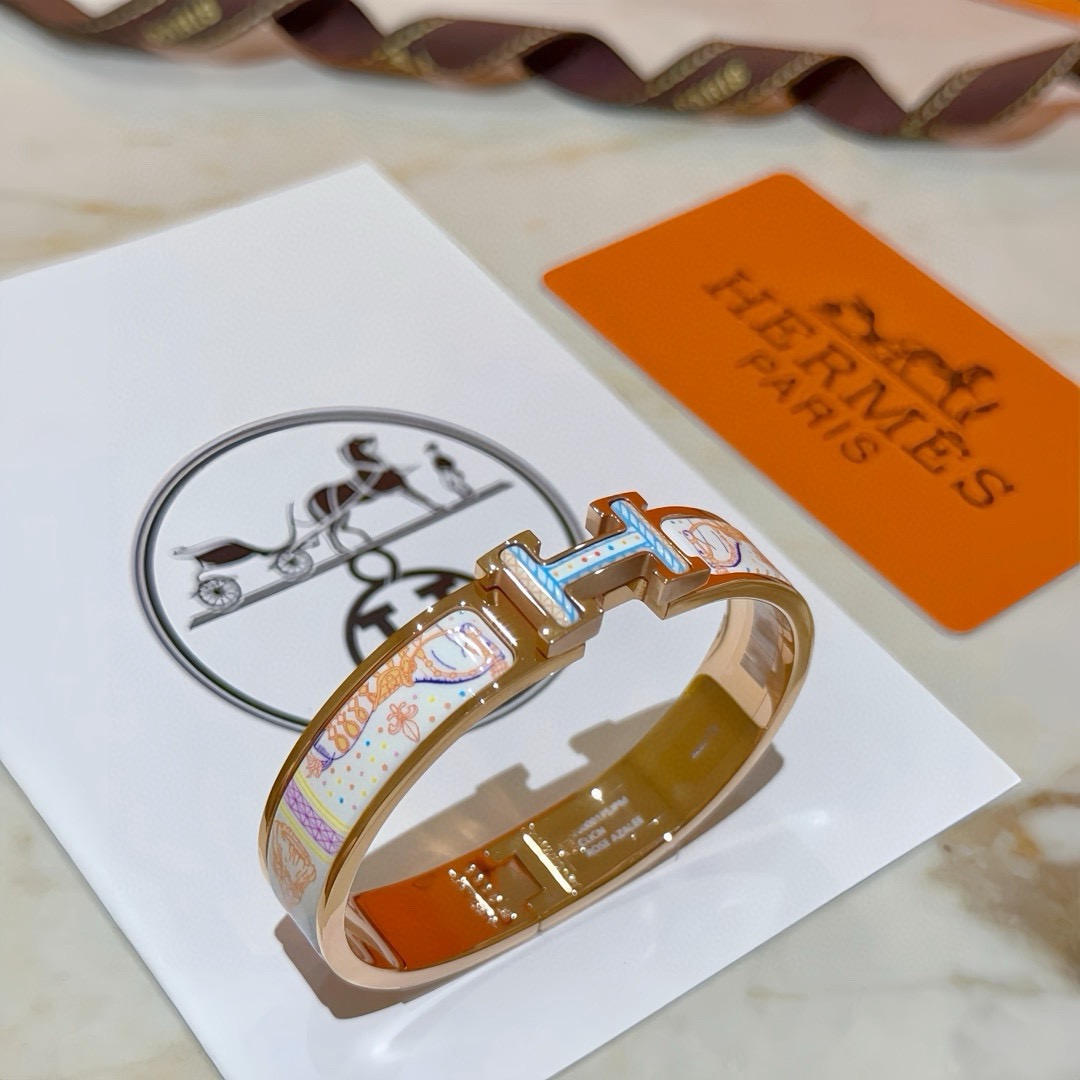 Bracelet Hermes Clic H en métal plaqué or rose avec émail blanc imprimé fantaisiste multicolore PM