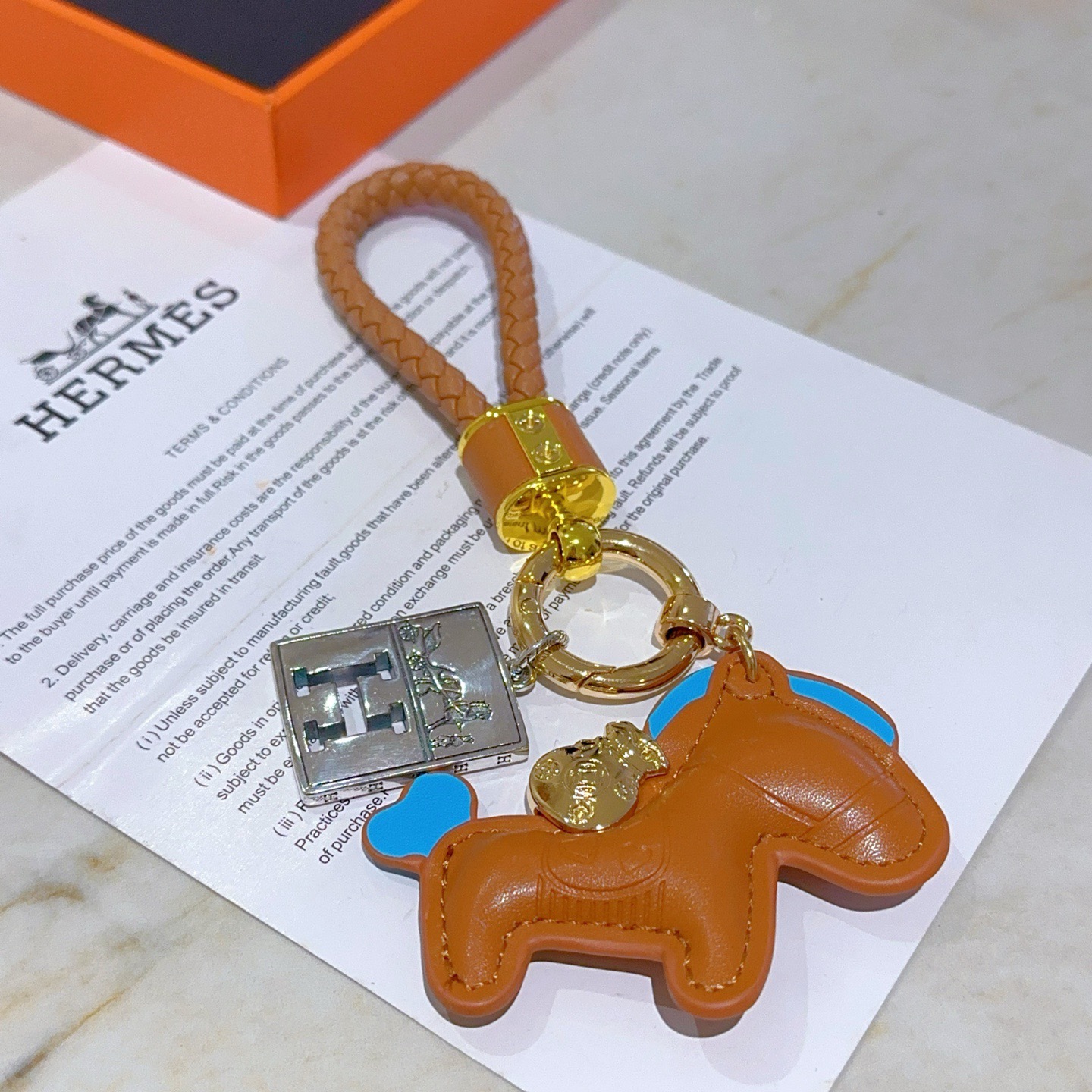 Hermes rodeo cavalo charme chaveiro pingente tom de ouro metal tom prata couro bronzeado com detalhes em azul brilhante 12cm comprimento total