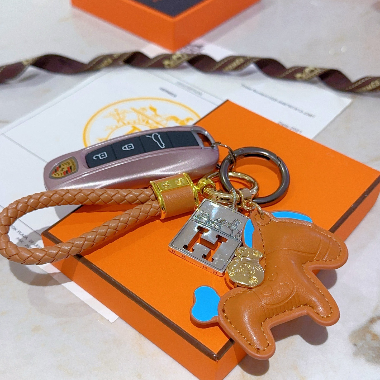 Hermes rodeo cavalo charme chaveiro pingente tom de ouro metal tom prata couro bronzeado com detalhes em azul brilhante 12cm comprimento total