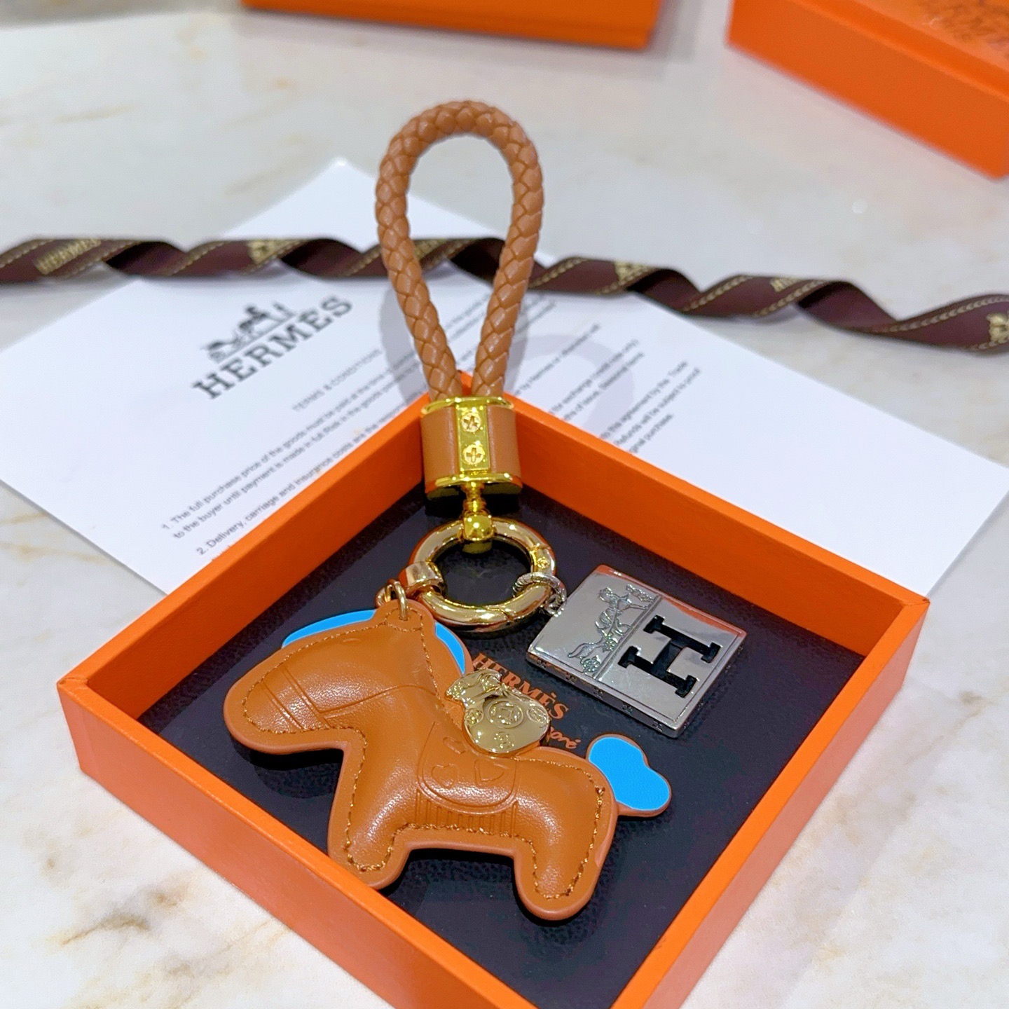 Hermes rodeo cavalo charme chaveiro pingente tom de ouro metal tom prata couro bronzeado com detalhes em azul brilhante 12cm comprimento total