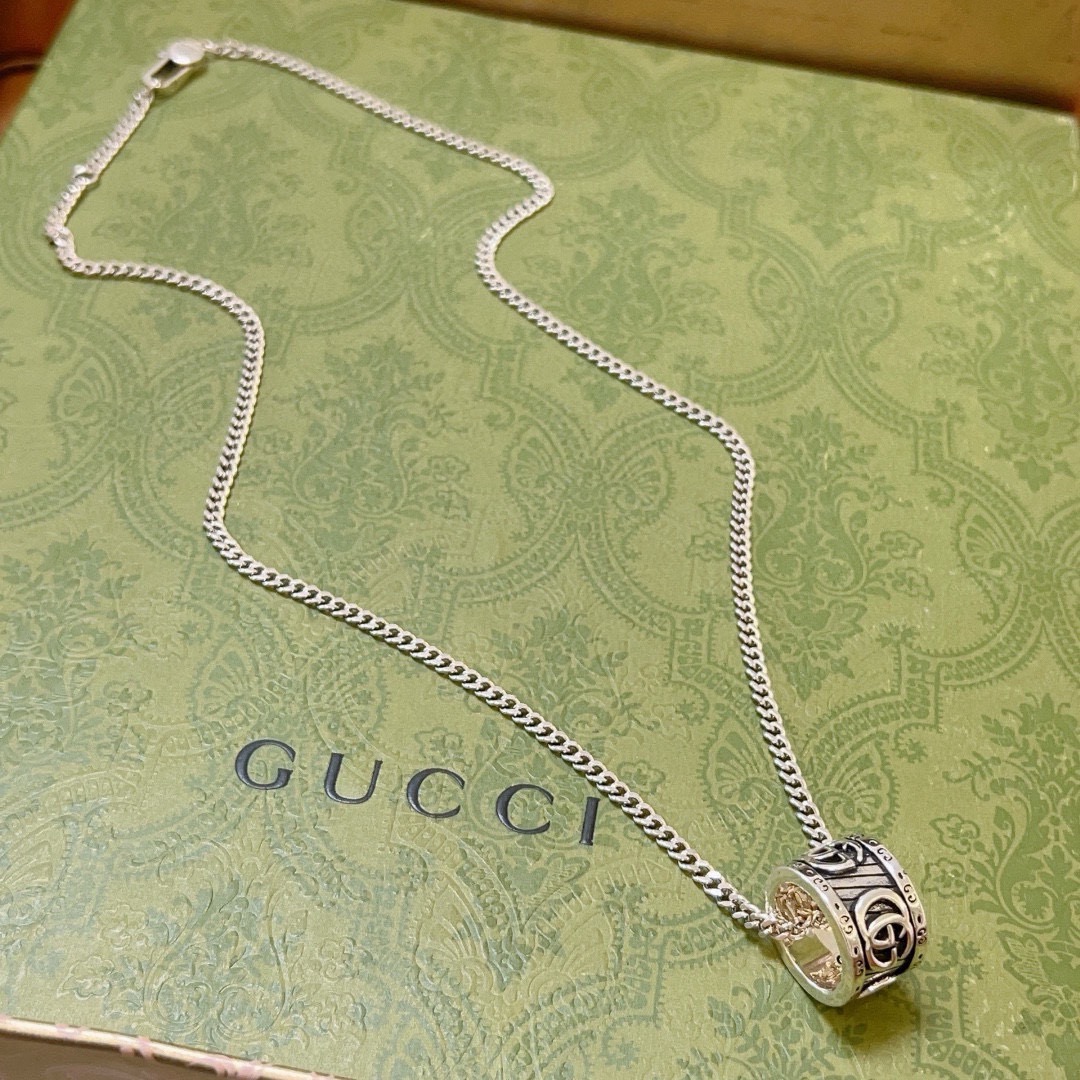 NO:665141,Batch Gucci necklace's latest chain, higher grade, same style as the Anger Forest series double G Gucci necklace for celebrities. Gucci necklace. The details are distressed. The glossy version is not available in the market. This one has been on the market. It is a best-selling model in Gucci. It goes well with trendy clothes, fine jewelry, gucci, and necklace.19860909批 古驰项链最新款链条档次更高明星同款Anger Forest系列双G古驰项链 古驰项链 细节对版做旧处理 非市面亮面版型 这款一直在出 古驰里面热卖款 非常好搭配潮流衣服,饰品精品,gucci,necklace,Jewelry