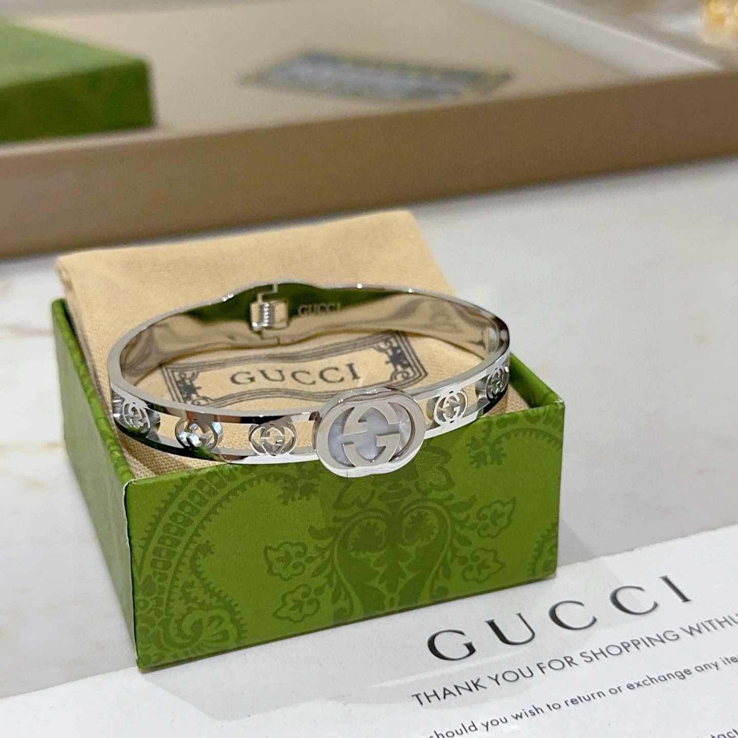 NO:665151,Batch. Gucci bracelets are unique and charming. The latest bracelets are of a higher grade. The same style as the star Anger Forest series. Double G classic series. Retro silver widened and high quality Gucci bracelets. The details are distressed. The shiny version is not available in the market. This one has been on the market. It is a best-selling model in Gucci. It is very good to match with trendy clothes, high-quality jewelry, gucci, and bracelets.19860909批.古驰手镯手环独特魅力十足最新款手镯 档次更高明星同款Anger Forest系列双G经典款系列复古银加宽高品质古驰手环 细节对版做旧处理 非市面亮面版型 这款一直在出 古驰里面热卖款 非常好搭配潮流衣服,饰品精品,gucci,bracelet,Jewelry