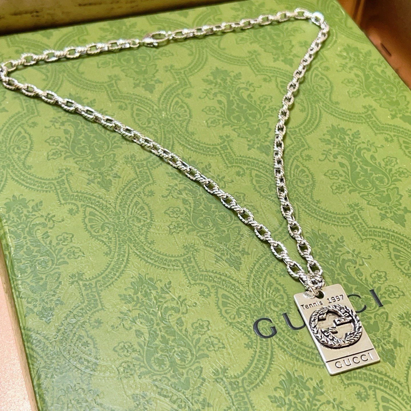 NO:643086,Batch, it’s so handsome. Gucci necklace 2025 latest chain has a higher grade. The same classic model for celebrities. Anger Forest series double G Gucci necklace. The details are distressed. The shiny version is not available in the market. This one has been on sale. It is a best-selling model in Gucci. It goes well with trendy clothes, fine jewelry, gucci, and necklace.19860909批 太帅啦 古驰项链2025最新款链条档次更高明星同款经典款Anger Forest系列双G古驰项链 细节对版做旧处理 非市面亮面版型 这款一直在出 古驰里面热卖款 非常好搭配潮流衣服,饰品精品,gucci,necklace,Jewelry