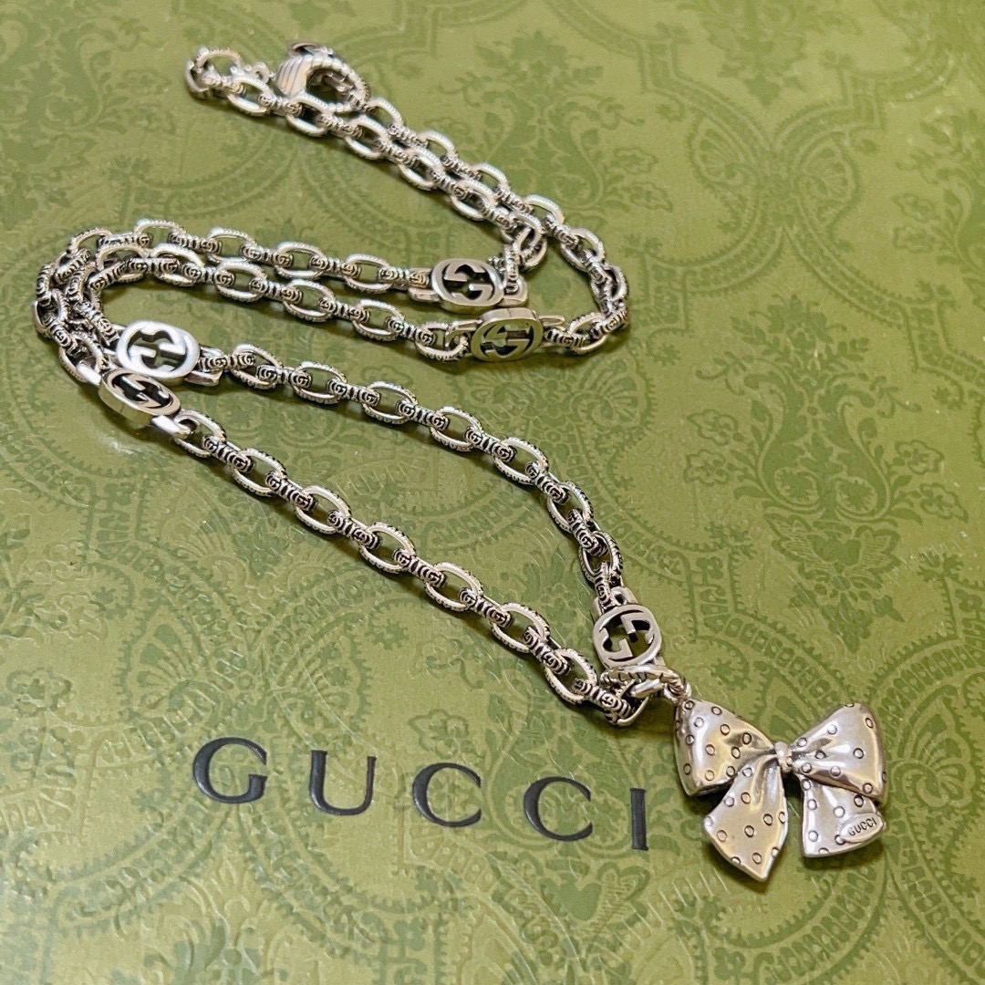 NO:643092,Batch, no explosion, no release, new product release. The latest chain of Gucci necklace has a higher grade. The same style as the Anger Forest series, double G retro precision craftsmanship to create a fashionable necklace. It makes the high-end clothes more elegant and more brand-like and personalized when going out. The details are distressed. The shiny version is not on the market. This model has been released. It is a best-selling model in Gucci. It is very easy to match, fine jewelry, gucci, necklace.19860909批 不爆不发 新品发布 古驰项链最新款链条档次更高明星同款Anger Forest系列双g复古精工打造时尚项链 让高档的衣服搭配更有气质 出去更有牌面和个性 细节对版做旧处理 非市面亮面版型 这款一直在出 古驰里面热卖款 非常好搭配,饰品精品,gucci,necklace,Jewelry