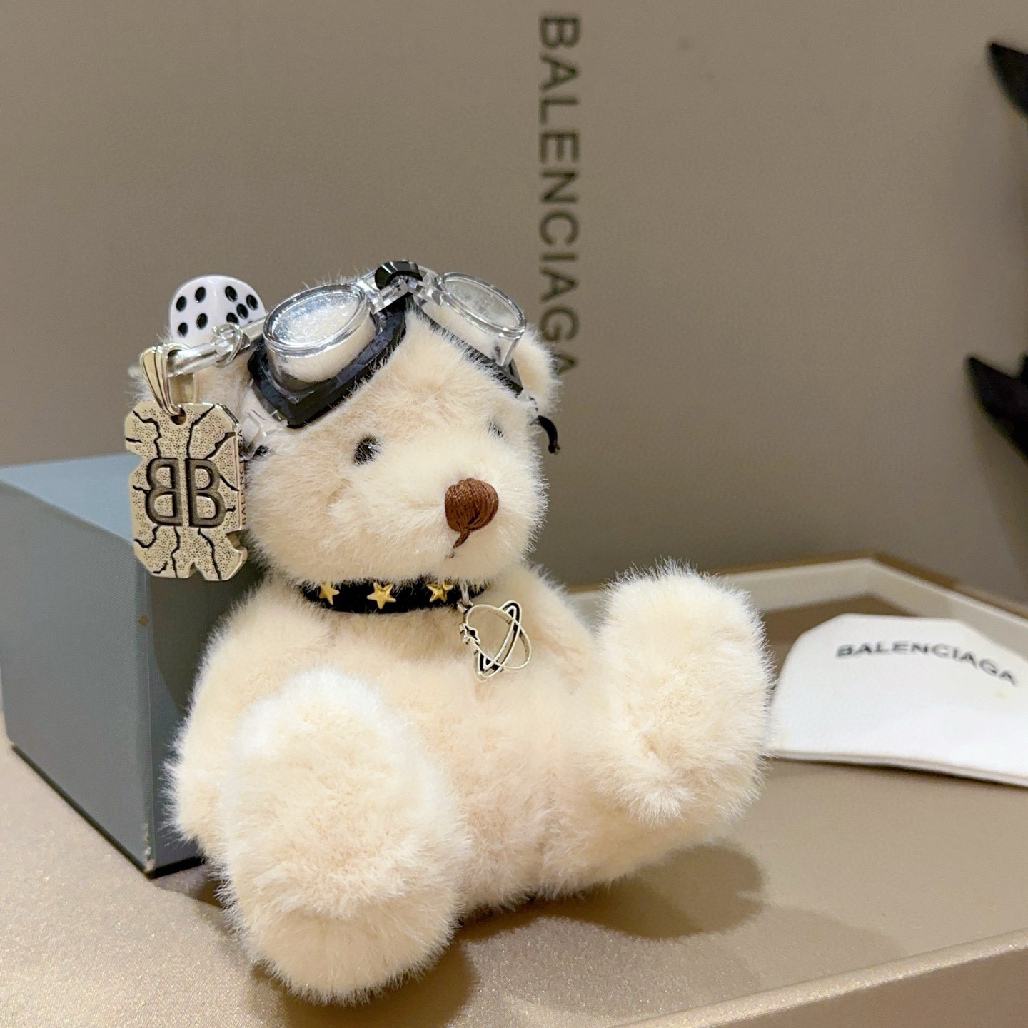 NO:642186,The first batch of new products released Balenciaga bag charm keychain Balenciaga keychain The latest bag charms are of a higher grade and are the same style as celebrities Classic co-branded design concept keychain series The details are distressed and not available in the market Glossy version This one has been on the market. The best-selling model in Balenciaga. Very good match with trendy backpacks, jewelry boutiques, balenciaga, backpacks, keychain19860909批新品发布 巴黎世家包包挂饰钥匙扣 巴黎世家钥匙扣 最新款包包挂饰档次更高明星同款 经典款联名设计理念钥匙扣系列 细节对版做旧处理 非市面亮面版型 这款一直在出 巴黎世家里面热卖款 非常好搭配潮流背包,饰品精品,balenciaga,backpacks,keychain,Jewelry