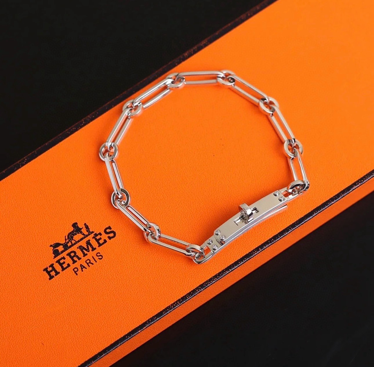 NO:642192,Batch. The Hermès bracelet is a test of the craftsmanship of the master. Make sure every detail is done well [color][color] High-end customization. Goddesses all love Hermes. Popular bracelets. Super fine and praised by all goddesses and stars. The same style. High-end material gold-plated, k-gold texture, fine craftsmanship. It’s really nice to get started, high-quality jewelry, hermes, bracelet, gold plating19860909批. 爱马仕手链 太考验师傅的手艺了 要确保每个细节都做好[色][色] 高端定制 女神 都爱爱马仕火爆 手链 超精赞各路女神 明星 同款 高端材质镀金,k金质感,精工精细工艺.上手真的赞,饰品精品,hermes,bracelet,gold plating,Jewelry
