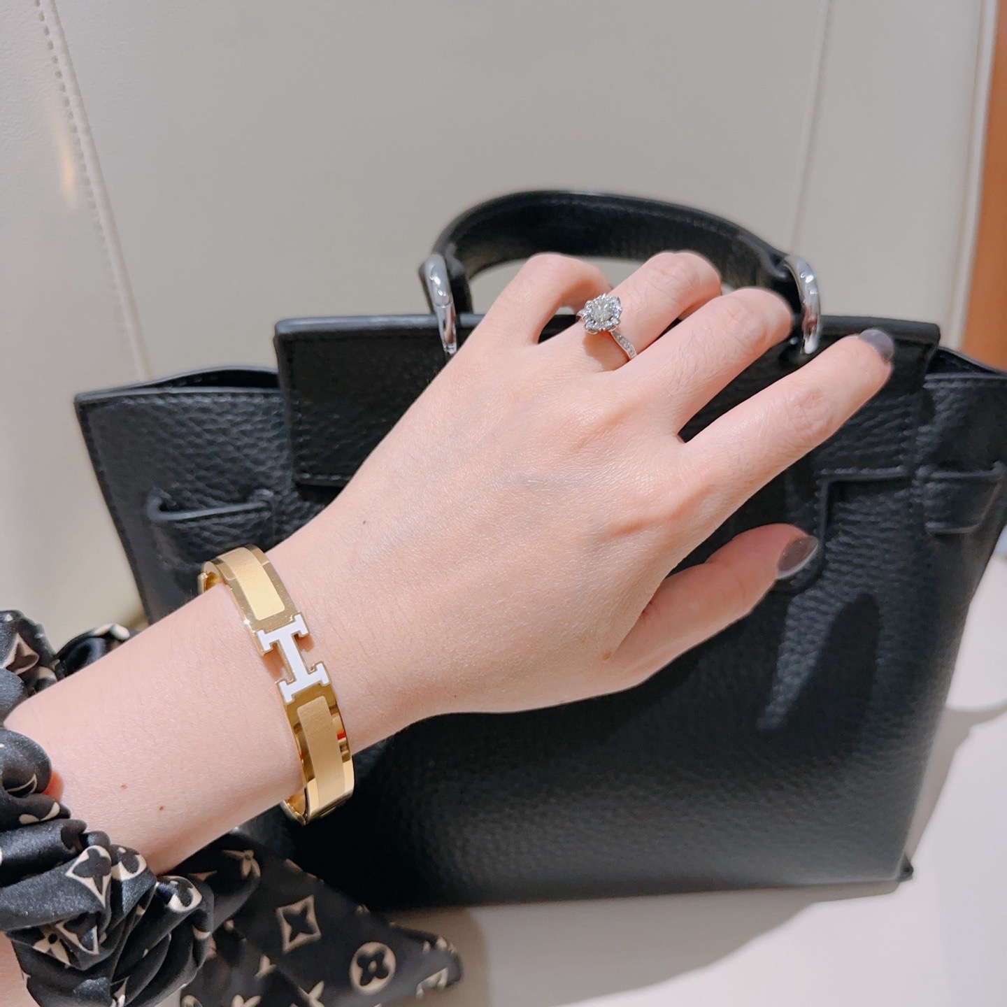 Bracciale Hermes Clic H in metallo placcato oro con smalto bianco PM