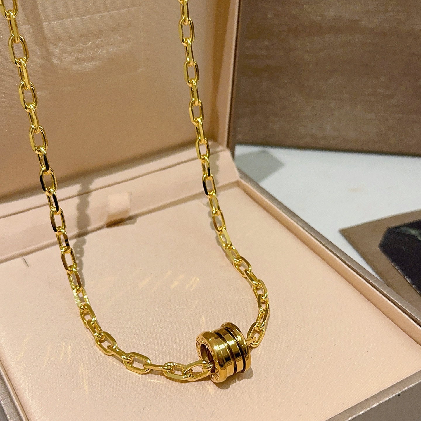 NO:642190,Batch Bulgari necklace V gold material BVLGARI BVLGARI DIVAS’ DREAM series The appearance is perfect, the details are invincible, the unique color is completely impeccable, and it is decorated with a classic ring shape design, which is simple yet elegant and eye-catching. The combination of V gold is more elegant, and the upper body is elegant and attractive. Same style for men and women. Bvlgari necklaces, jewelry boutiques, bottega veneta, bvlgari, bvlgari, necklace19860909批 宝格丽项链V金材质 BVLGARI宝格丽 DIVAS‘ DREAM 系列 品相完美,细节无敌,那种独特的色泽完全无可挑剔,再缀以经典指环外形设计,简约之余却又优雅夺目,V金的组合更显气色,上身雅致动人.男女同款 宝格丽项链,饰品精品,bottega veneta,bvlgari,bvlgari,necklace,Jewelry