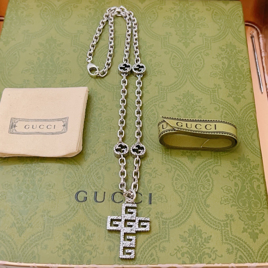 NO:642170,Batch. Gucci necklace's latest necklace chain is of higher quality. The same style as the star's Anger Forest series, double G classic tag necklace series, retro silver necklace. The chain length is 60 cm and the length can be changed. The details are distressed and not available in the market. This type of shiny version is always on the market. It is a best-selling model in Gucci. It goes well with trendy clothes, high-quality jewelry, gucci, and necklaces.19860909批. 古驰项链最新款项链链条档次更高明星同款Anger Forest系列双G经典款吊牌项链系列复古银项链 链长60厘米可改长度 细节对版做旧处理 非市面亮面版型 这款一直在出 古驰里面热卖款 非常好搭配潮流衣服,饰品精品,gucci,necklace,Jewelry