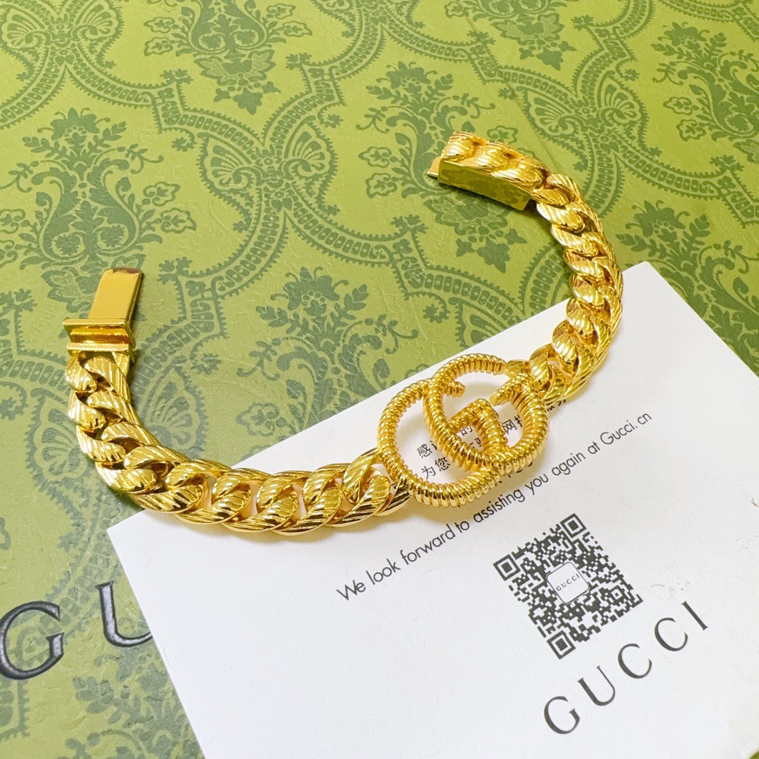 NO:642176,Batch. Gucci recommended models 2026 latest release Gucci Gucci bracelet latest classic style exquisite regardless of style and texture. It is absolutely top-notch. You can understand the original logo at a glance. Super nice. The best choice to match clothes, a must-have artifact for men and women. Size 16.17.18.19.20.21.22.23.24 cm. Simple and elegant, low-key and luxurious, fine jewelry, gucci, gucci, bracelet19860909批. 古驰推荐款2026最新出炉 Gucci古驰手链最新款的经典款 精致无论款式 质感 都是绝对的顶尖feel 只要看一眼就懂了原版logo 超 nice 搭配衣服最佳的选择,男女同款必备神器 码数16.17.18.19.20.21.22.23.24厘米 简单又大气,低调显奢华,饰品精品,gucci,gucci,bracelet,Jewelry