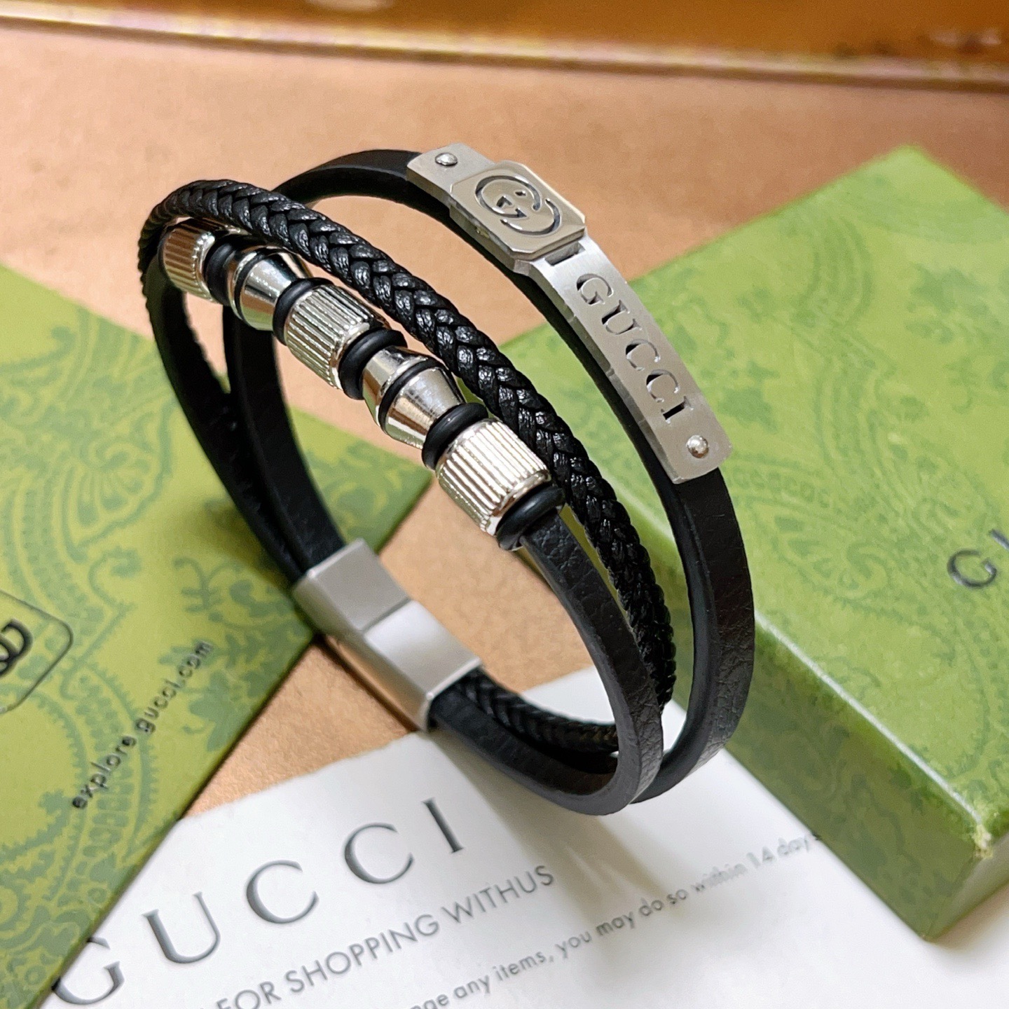 NO:642185,Batch new products for sale Gucci bracelets latest model pure handmade first-layer cowhide material with higher grade. Stars have the same Anger Forest series double G classic series retro silver bracelet bracelets. Details are distressed and not available in the market. This model has been sold in Gucci. It is a best-selling model in Gucci. It goes well with trendy clothes, fine jewelry, gucci, bracelet, cowhide.19860909批 新品发售 古驰手绳手环最新款纯手工头层牛皮材质档次更高明星同款Anger Forest系列双G经典款系列复古银手链手绳 细节对版做旧处理 非市面亮面版型 这款一直在出 古驰里面热卖款 非常好搭配潮流衣服,饰品精品,gucci,bracelet,cowhide,Jewelry
