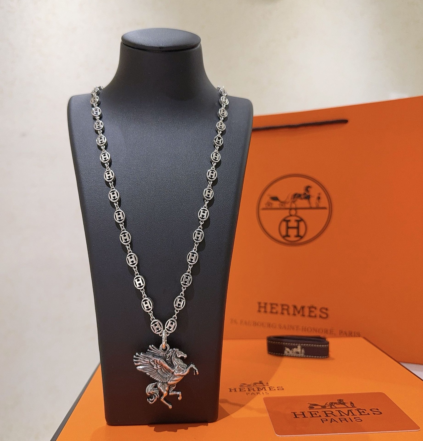 NO:642197,Batch Hermès Necklace New Product Release HERMES Must-have Pig Nose Series Jewelry High-end Customization. High-end Chain Classic Matching New Product Simple Fashion Counter Consistency Popular Styles Shipped and Easily Controlled Unique Design Necklace Worth Buying Avant-Garde A Must-Have Style for Men and Women!  , jewelry boutique, hermes, hermes, necklace19860909批 爱马仕项链 新品发布 HERMES 必备款猪鼻子系列首饰 高端定制.高端链条经典搭配 新品 简单时尚专柜一致 火爆款出货穿搭轻松驾驭 设计独特 值得入手的项链 前卫 男女必备款！,饰品精品,hermes,hermes,necklace,Jewelry