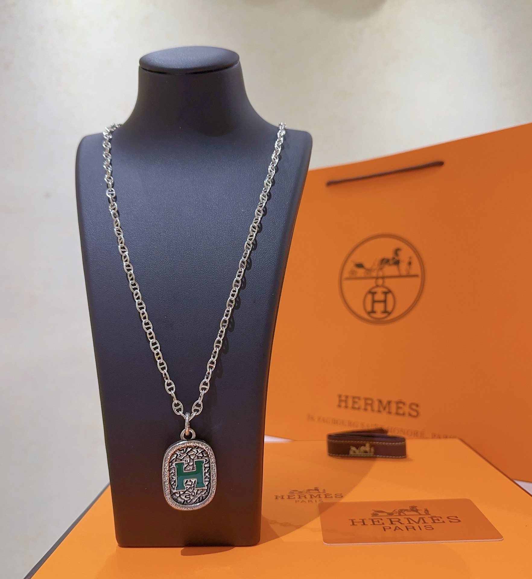 NO:642198,First batch of HERMES necklaces, H letter oval series jewelry, imported enamel plating, pig nose chain classic matching, clear logo on the side, new products, simple and fashionable counters, hot models shipped, unique design, avant-garde, a must-have for men and women!  , jewelry boutique, hermes, hermes, necklace19860909批 HERMES 爱马仕项链 H字母椭圆系列首饰 进口珐琅镀.猪鼻子链条经典搭配 边上logo清晰,新品 简单时尚专柜一致 火爆款出货 设计独特 前卫 男女必备款！,饰品精品,hermes,hermes,necklace,Jewelry