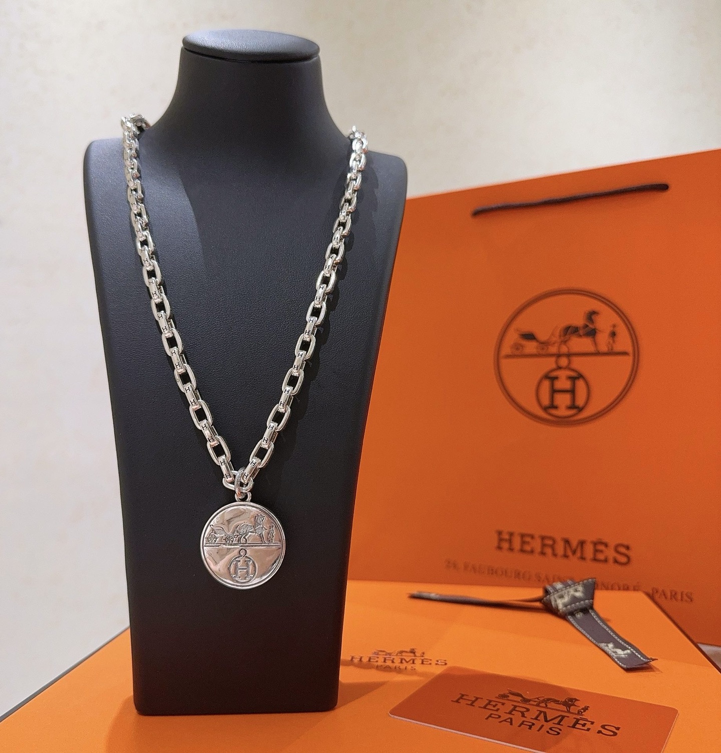 NO:642208,Batch. I am really excited about HERMES Hermès Necklace, Pig Nose H Necklace Series Jewelry. Customized imported materials. The actual texture is really good. Sure enough, the classic models of big brands will never get tired of. High-end chain classic matching, new products, simple and fashionable counters are consistent, full of high-end, hot models are shipped. Unique design, avant-garde, a must-have for men and women!  Suitable for all outfits, jewelry boutique, hermes, hermes, necklace19860909批.真的会心动 HERMES 爱马仕项链 猪鼻子H项链系列首饰 进口材质定制.实物质感是真的好 果然大牌的经典款百看不腻 高端链条经典搭配 新品 简单时尚专柜一致 高级感满满 火爆款出货 设计独特 前卫 男女必备款！适合所有穿搭,饰品精品,hermes,hermes,necklace,Jewelry