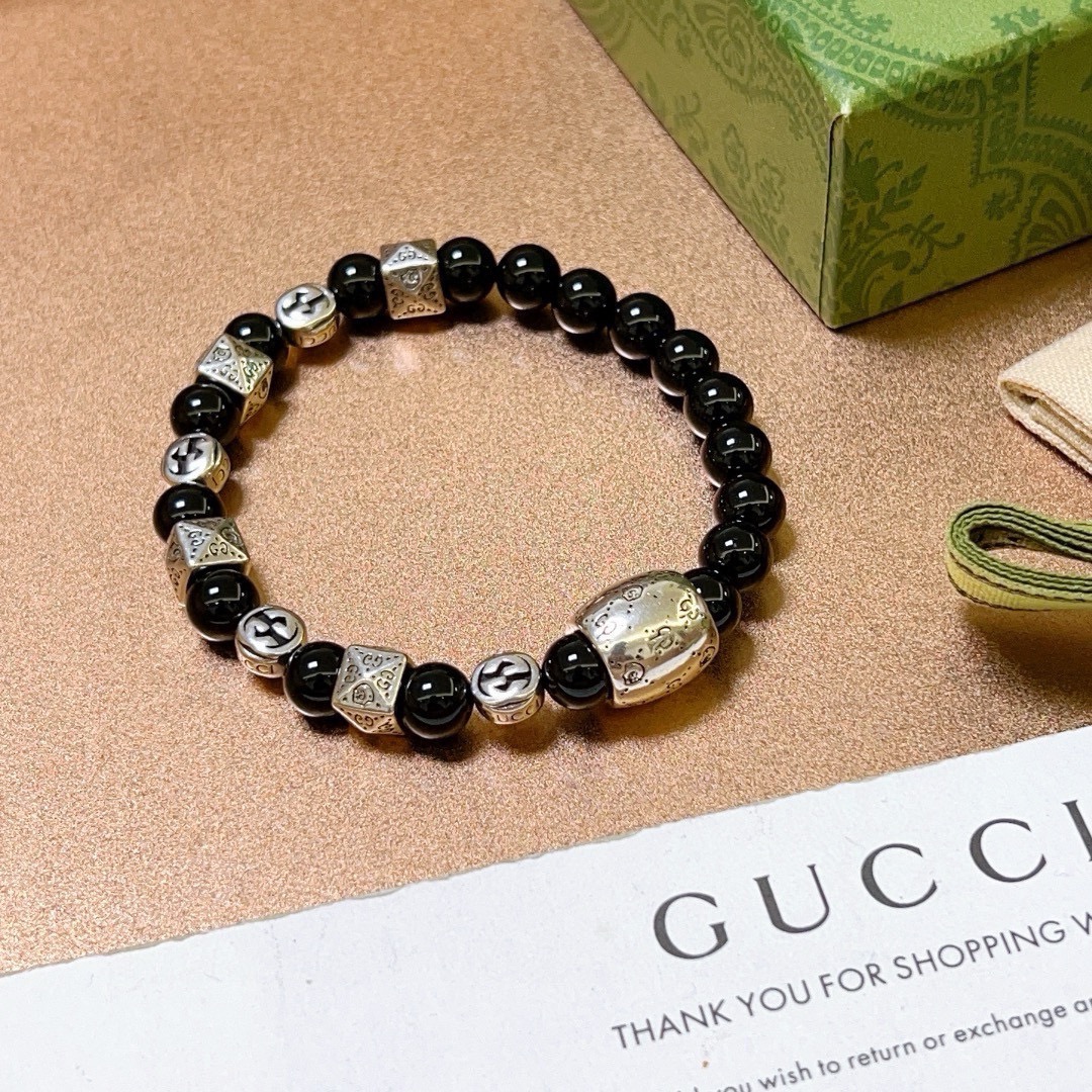 NO:642213,Batch Gucci bracelets for men and women. The latest natural black agate bracelet is of higher quality. The same style as the Anger Forest series double g black agate crystal bracelet for celebrities. Size: 16-24 cm. The details are distressed. The shiny version is not available in the market. It is not commonly made in the market. This model has been released. The best-selling model in Gucci. Very good to match clothes, high-quality jewelry, gucci, bracelet.19860909批 古驰手链男女同款 最新款天然黑玛瑙手链档次更高明星同款Anger Forest系列双g黑玛瑙水晶手链 尺寸:16-24厘米 细节对版做旧处理 非市面亮面版型 非市面普通做这款一直在出 古驰里面热卖款 非常好搭配衣服,饰品精品,gucci,bracelet,Jewelry