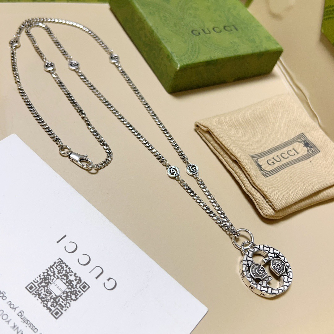 NO:642215,Batch, do not explode, do not post, Douyin is the first choice for Internet celebrities to bring goods. The latest chain of Gucci necklaces is of higher quality. The same style as Anger Forest series, double G design concept, retro classic series of Gucci necklaces. It makes high-end clothes more elegant. It has more brand and personality when going out. The details are distressed and not available in the market. Glossy version. This one has been out. The best-selling model in Gucci. Very easy to match, fine jewelry, gucci, necklace.19860909批  不爆不发 抖音带货网红首选 古驰项链最新款链条档次更高明星同款Anger Forest系列双g设计理念复古经典系列古驰项链 让高档的衣服搭配更有气质 出去更有牌面和个性 细节对版做旧处理 非市面亮面版型 这款一直在出 古驰里面热卖款 非常好搭配,饰品精品,gucci,necklace,Jewelry