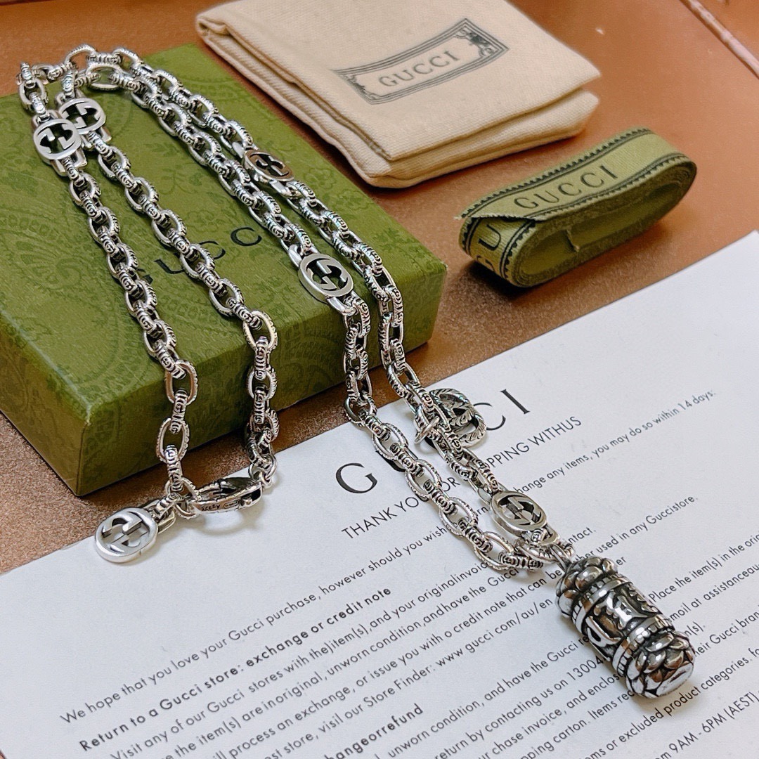 NO:642205,Batch Gucci necklace's latest chain has a higher grade. The same style as the star's Anger Forest series double G Gucci necklace. The chain length is 60 cm and can be changed in length. Gucci retro European and American trend style. The details are distressed. The shiny version is not available in the market. This model has been on the market. It is a best-selling model in Gucci. It goes well with trendy clothes, high-quality jewelry, gucci, and necklace.19860909批 古驰项链最新款链条档次更高明星同款Anger Forest系列双G古驰项链 链长60厘米可改长度 古驰复古欧美潮流风 细节对版做旧处理 非市面亮面版型 这款一直在出 古驰里面热卖款 非常好搭配潮流衣服,饰品精品,gucci,necklace,Jewelry