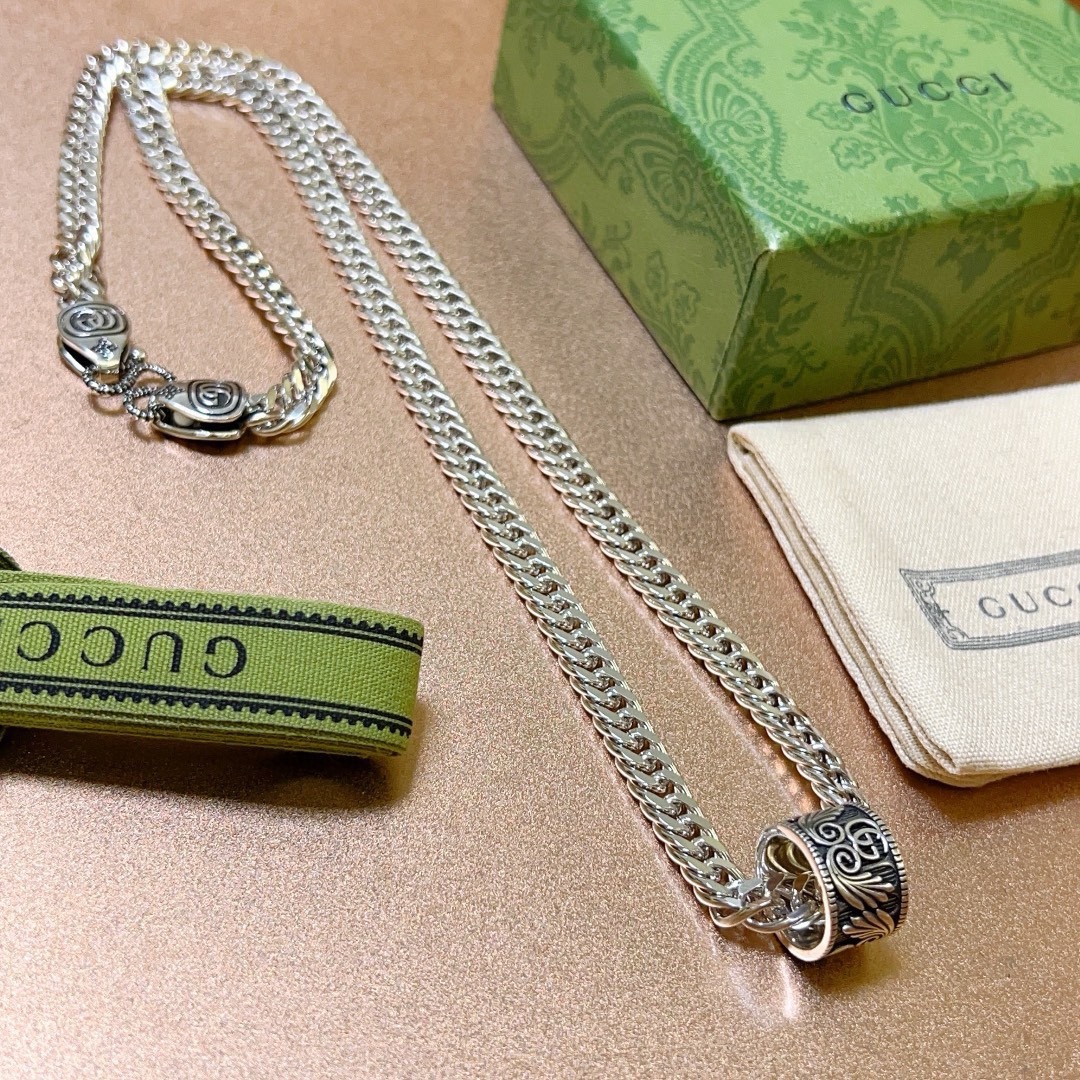 NO:642206,Batch Gucci necklace's latest chain is of higher quality, the same model as the star's Anger Forest series double G Gucci necklace. Gucci retro necklace European and American trend style. The details are distressed. The non-market glossy version. This one has been out. It is the best-selling model in Gucci. It is very good to match with trendy clothes, fine jewelry, gucci, necklace.19860909批 古驰项链最新款链条档次更高明星同款Anger Forest系列双G古驰项链 古驰复古项链欧美潮流风 细节对版做旧处理 非市面亮面版型 这款一直在出 古驰里面热卖款 非常好搭配潮流衣服,饰品精品,gucci,necklace,Jewelry