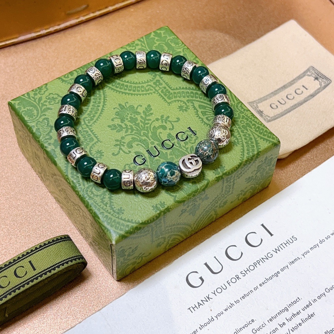 NO:642209,Batch Gucci bracelets for men and women. The latest natural crystal bracelets are of higher quality. Anger Forest series double-g green agate crystal bracelets of the same style for celebrities. Size: 16-24 cm. Details are distressed. Non-market glossy version. Non-market ordinary ones. This model has been out. Best-selling model in Gucci. Very good to match clothes, high-quality jewelry, gucci, bracelet.19860909批 古驰手链男女同款 最新款天然水晶手链档次更高明星同款Anger Forest系列双g绿玛瑙水晶手链 尺寸:16-24厘米 细节对版做旧处理 非市面亮面版型 非市面普通做这款一直在出 古驰里面热卖款 非常好搭配衣服,饰品精品,gucci,bracelet,Jewelry