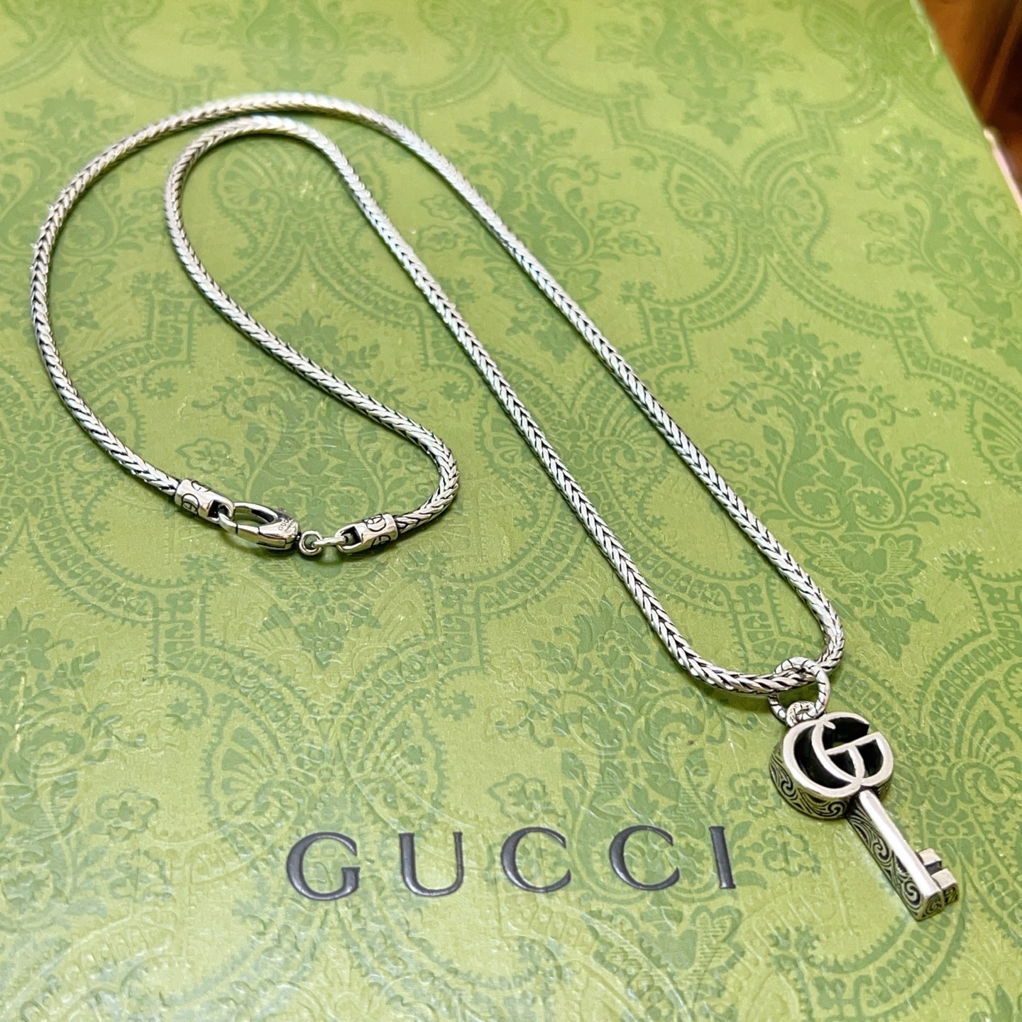 NO:642222,The latest version of the Gucci necklace has a higher grade. The same style as the Anger Forest series double G Gucci necklace for celebrities. The details are distressed. The glossy version is not available in the market. This model has been on the market. It is a best-selling model in Gucci. It is very suitable for trendy clothes, fine jewelry, Gucci, and necklace.19860909批古驰项链最新款链条档次更高明星同款Anger Forest系列双G古驰项链 细节对版做旧处理 非市面亮面版型 这款一直在出 古驰里面热卖款 非常好搭配潮流衣服,饰品精品,gucci,necklace,Jewelry