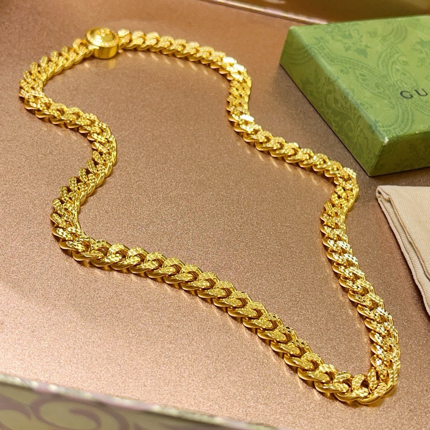 NO:642223,The latest chain of Gucci necklaces is of a higher grade. It is purely handmade. The entire Anger Forest series double G necklace has the same style as the star with fine workmanship. It is 60 cm. The details are distressed. The shiny version is not available in the market. This one has been on the market. It is the best-selling model in Gucci. It is very easy to match, fine jewelry, gucci, necklace.19860909批古驰项链最新款链条档次更高 纯手工制作 整条精工车花工艺明星同款Anger Forest系列双g项链 60厘米 细节对版做旧处理 非市面亮面版型 这款一直在出 古驰里面热卖款 非常好搭配,饰品精品,gucci,necklace,Jewelry