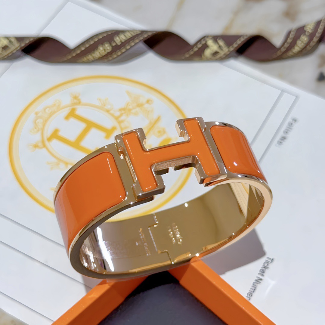 NO:642085,Batch. Hermes Hermes bracelet, original custom-made 20mm wide version of the bracelet. The enamel process is a test of the master's skills. Make sure the color is hand-made [color][color] V gold high-end customization. Goddesses love Hermes hot bracelets. Super exquisite and praise all goddesses and stars. The same style. High-end franc material, K gold texture, Seiko pure handmade product. Really good to use. Boutique jewelry, hermes, hermes, bracelet19860909批. Hermes 爱马仕手镯 原版定制 20mm宽版手环 珐琅工艺太考验师傅的手艺了 要确保色泽手工制作好[色][色] V金高端定制 女神 都爱爱马仕火爆手镯 超精赞各路女神 明星 同款 高端法郎材质,k金质感,精工纯手工出品上手真的赞,饰品精品,hermes,hermes,bracelet,Jewelry