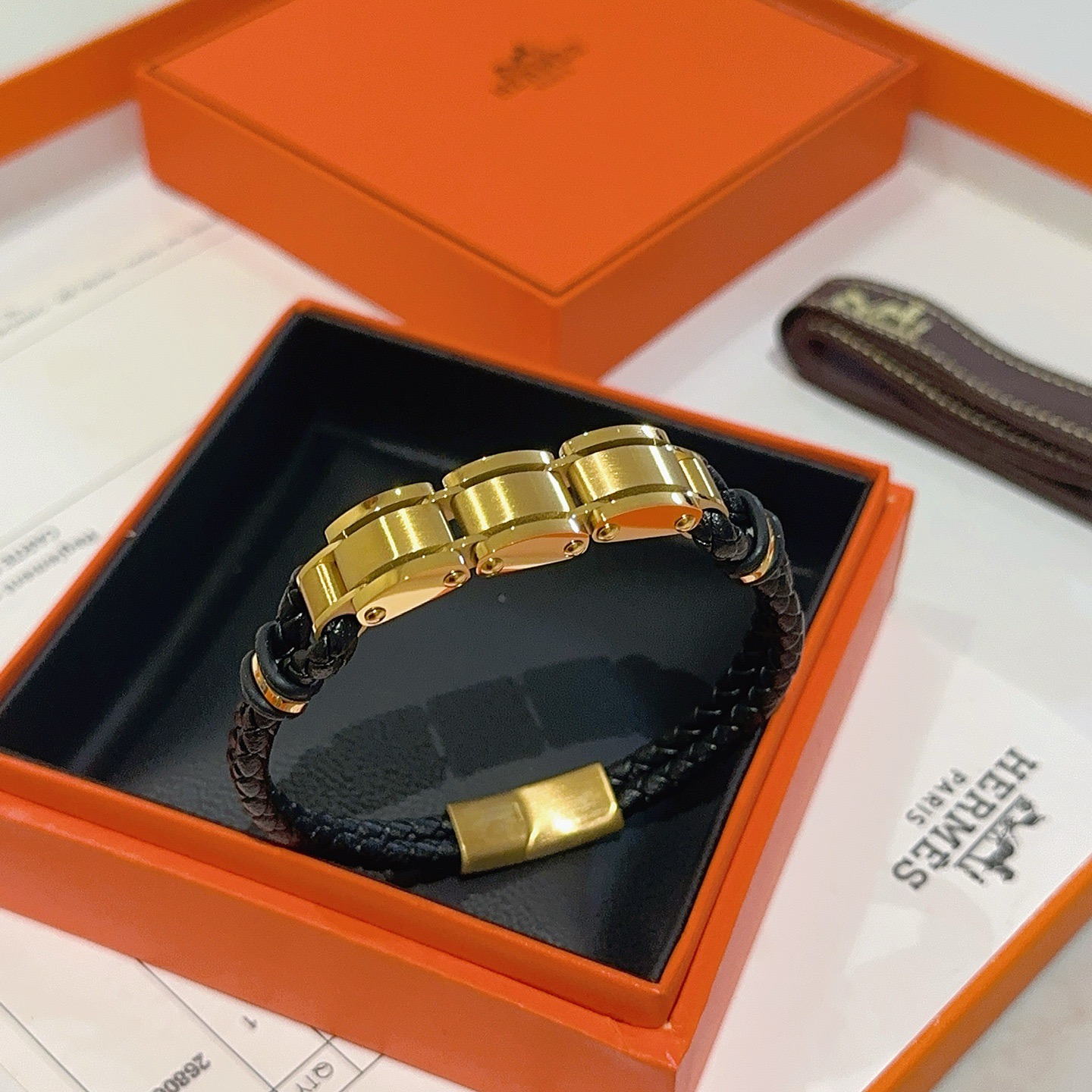 NO:642098,Batch New Product Release Hermès Leather Cord Bracelet The latest model of pure handmade leather material is of higher quality. The same style as the star Anger Forest series Hermès bracelet classic series 18k gold bracelet bracelet. The details are distressed. The non-market sand surface version. This one has been out. The best-selling model in Hermès. It is very good to match trendy clothes, high-quality jewelry, hermes, and bracelets.19860909批 新品发售 爱马仕皮绳手环最新款纯手工皮材质档次更高明星同款Anger Forest系列爱马仕手链经典款系列18k金手链手绳 细节对版做旧处理 非市面沙面版型 这款一直在出 爱马仕里面热卖款 非常好搭配潮流衣服,饰品精品,hermes,bracelet,Jewelry