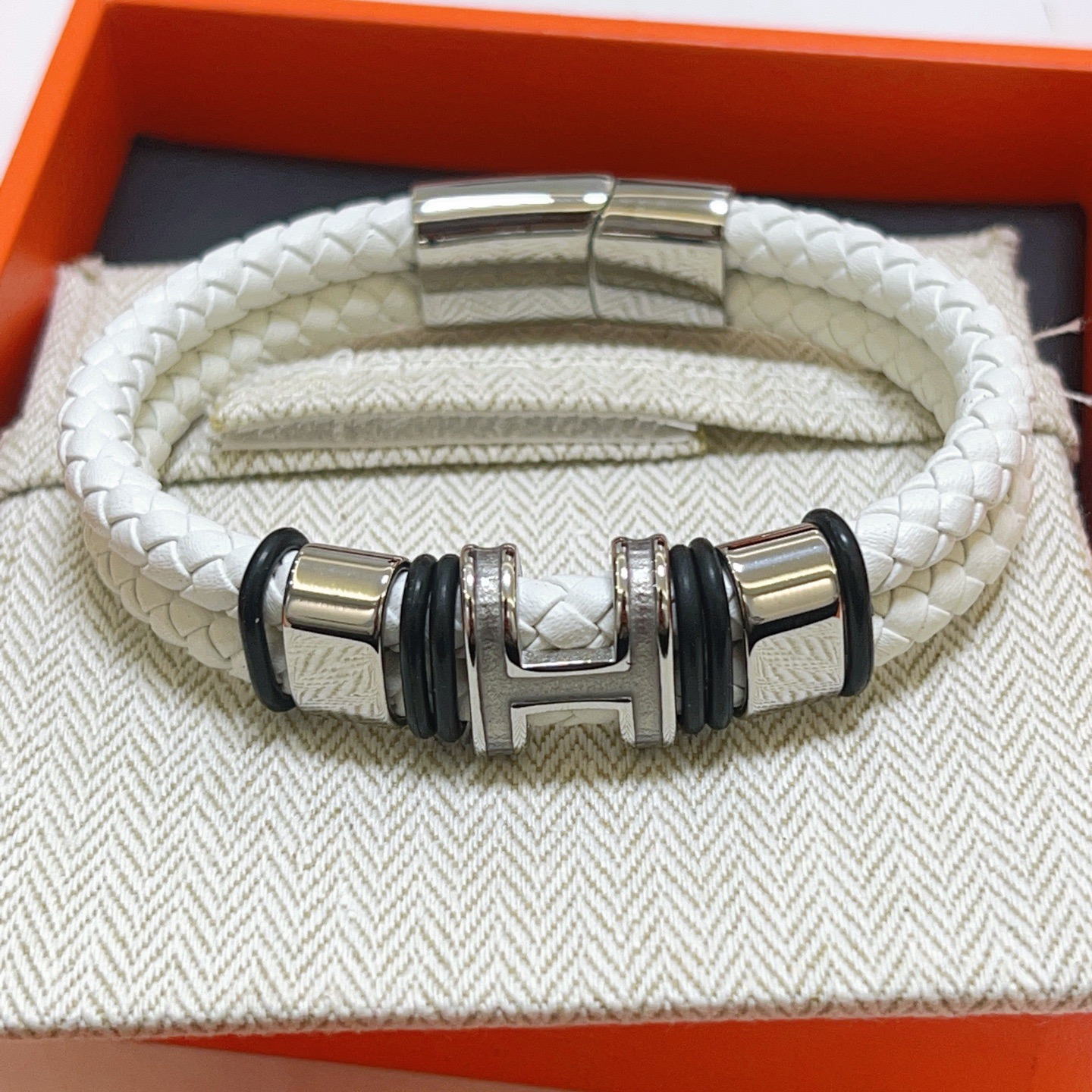 NO:642101,Batch New Product Release Hermès Leather Cord Bracelet The latest model of pure handmade leather material is of higher quality. The same style as the star Anger Forest series Hermès bracelet classic series 18k gold bracelet bracelet. The details are distressed. The non-market sand surface version. This one has been out. The best-selling model in Hermès. It is very good to match trendy clothes, high-quality jewelry, hermes, and bracelets.19860909批 新品发售 爱马仕皮绳手环最新款纯手工皮材质档次更高明星同款Anger Forest系列爱马仕手链经典款系列18k金手链手绳 细节对版做旧处理 非市面沙面版型 这款一直在出 爱马仕里面热卖款 非常好搭配潮流衣服,饰品精品,hermes,bracelet,Jewelry