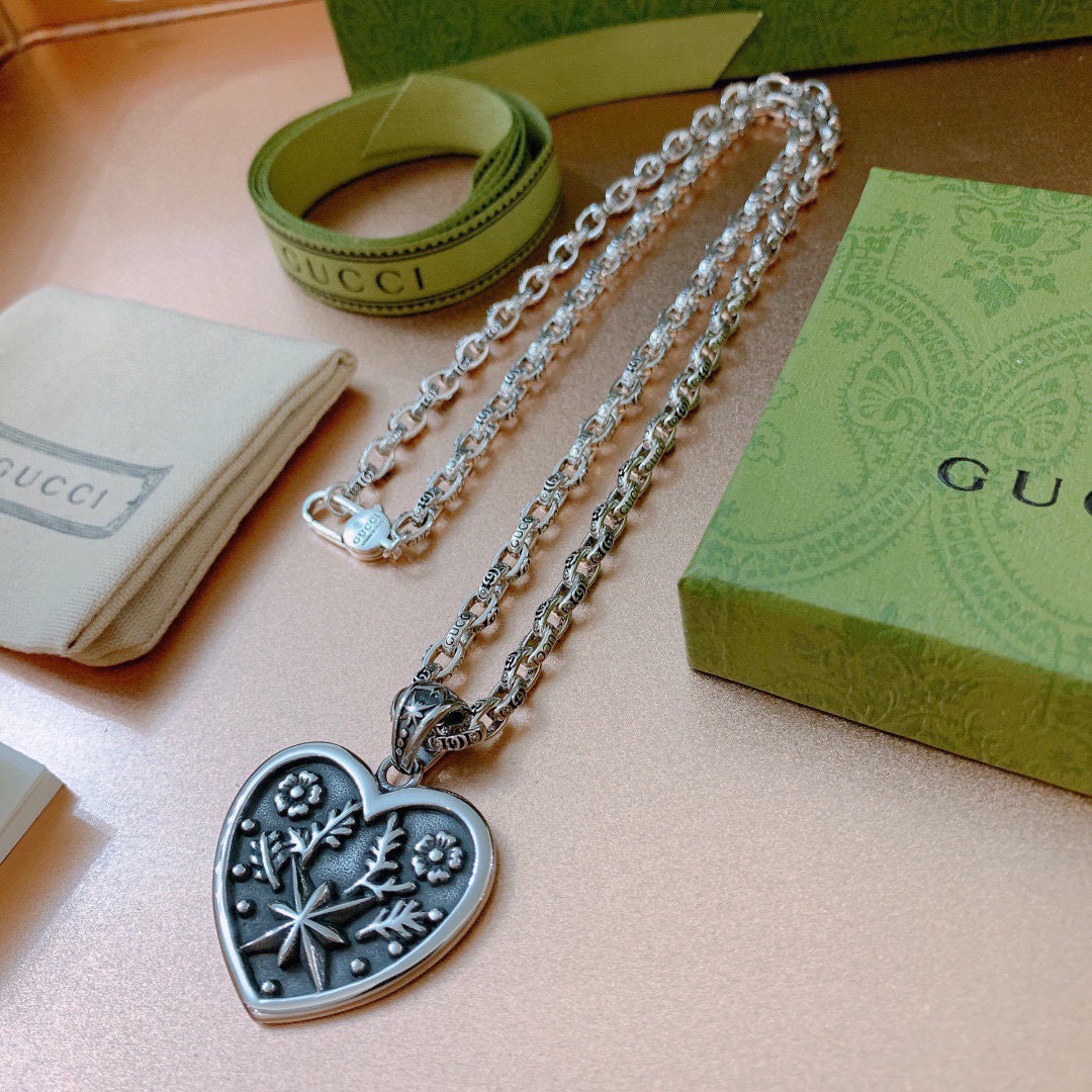 NO:642102,Batch Gucci necklace 2026 latest chain with higher grade. The same style as the star Anger Forest series double G classic heart necklace series retro silver necklace. The chain length is 60 cm and the length can be changed. The details are distressed. Non-market shiny version. This one has been out. The best-selling model in Gucci. It is very good to match with trendy clothes, fine jewelry, gucci, necklace.19860909批古驰项链2026最新款链条档次更高明星同款Anger Forest系列双G经典款桃心项链系列复古银项链 链长60厘米可改长度 细节对版做旧处理 非市面亮面版型 这款一直在出 古驰里面热卖款 非常好搭配潮流衣服,饰品精品,gucci,necklace,Jewelry