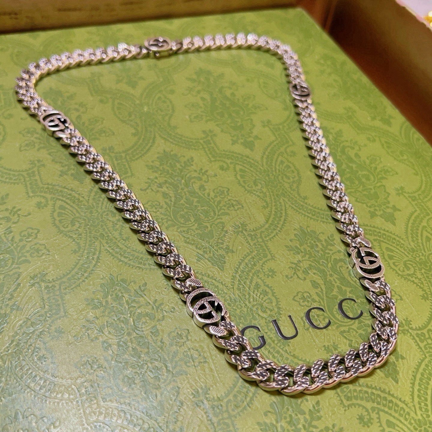 NO:642108,Batch Gucci suit new product release. It is not explosive. It is the first choice for Douyin to bring goods to internet celebrities. The latest chain of Gucci necklace is of higher quality. The same style as the Anger Forest series double G Gucci new art style retro necklace. It makes the high-end clothes more elegant. It has more brand and personality when going out. The details are distressed. The non-market glossy version. This one has been out. The best-selling model in Gucci. Very easy to match, fine jewelry, gucci, necklace.19860909批 古驰套装新品发布 不爆不发 抖音带货网红首选 古驰项链最新款链条档次更高明星同款Anger Forest系列双g古驰新品艺术风格复古项链 让高档的衣服搭配更有气质 出去更有牌面和个性 细节对版做旧处理 非市面亮面版型 这款一直在出 古驰里面热卖款 非常好搭配,饰品精品,gucci,necklace,Jewelry