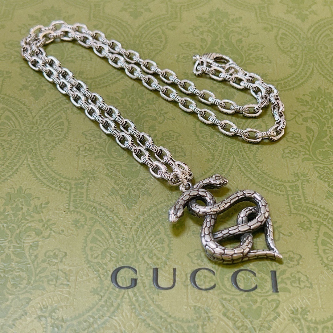 NO:642116,Batch New product launches are not popular until they are released. Douyin is the first choice for Internet celebrities to bring goods. The latest chain of Gucci necklaces is of higher quality. The same style as the Anger Forest series double g design concept for celebrities. The retro double snake necklace makes high-end clothes more elegant. It has more brand and personality when going out. The details are distressed. Non-market glossy version. This one has been released. The best-selling model in Gucci. Very easy to match, fine jewelry, gucci, necklace.19860909批  新品发布不爆不发 抖音带货网红首选 古驰项链最新款链条档次更高明星同款Anger Forest系列双g设计理念复古双蛇项链 让高档的衣服搭配更有气质 出去更有牌面和个性 细节对版做旧处理 非市面亮面版型 这款一直在出 古驰里面热卖款 非常好搭配,饰品精品,gucci,necklace,Jewelry