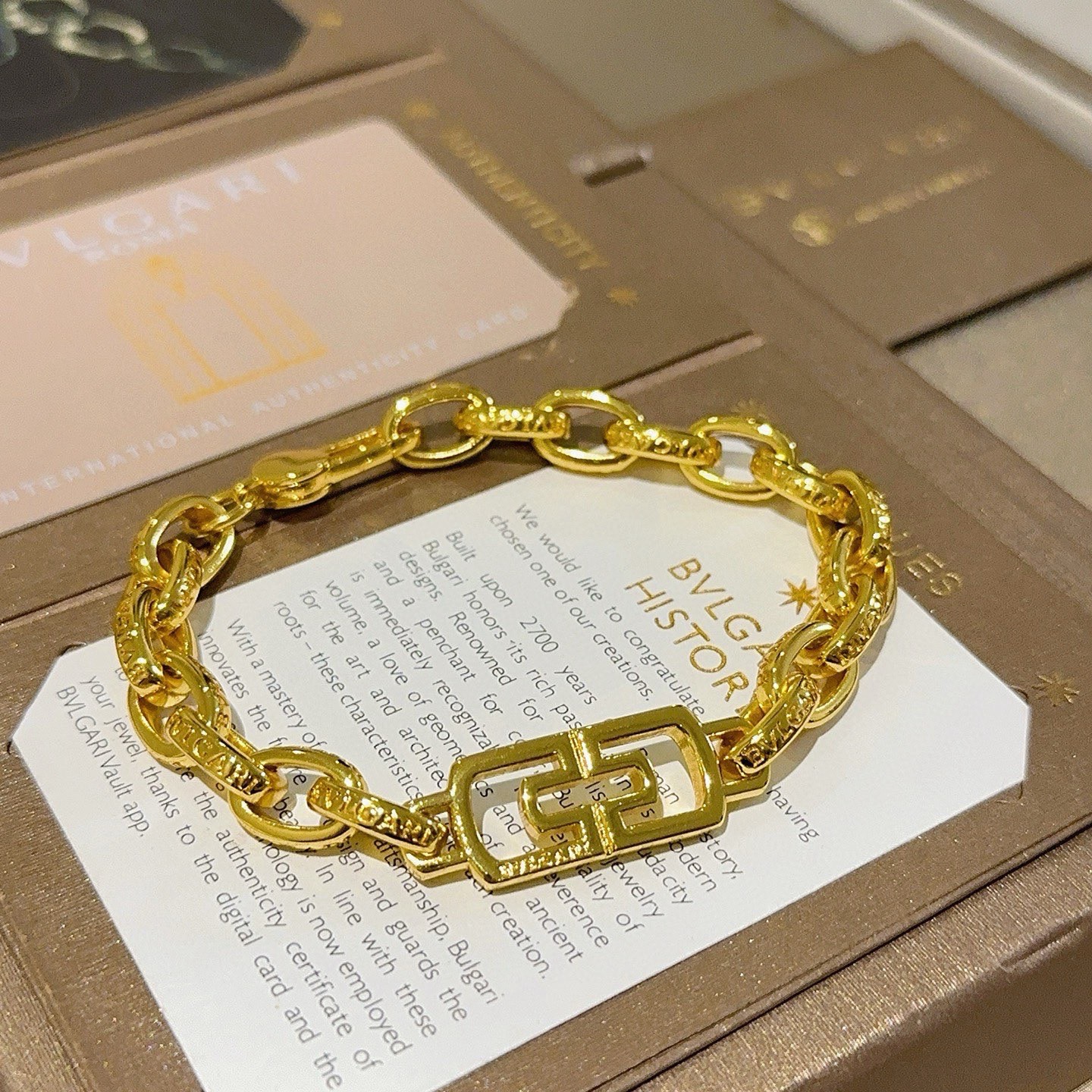 NO:642142,Batch. BVLGARI Bracelet V gold material BVLGARI DIVAS' DREAM series The appearance is perfect, the details are invincible, the unique color is completely impeccable, and it is decorated with a classic ring shape design, which is simple yet elegant and eye-catching. The pure handmade combination of V gold is more elegant and elegant. Same style for men and women. Bvlgari bracelet size: 18 20 22 24 cm, fine jewelry, Bottega  veneta,bvlgari,bvlgari,bracelet19860909批.宝格丽手链V金材质 BVLGARI宝格丽 DIVAS‘ DREAM 系列 品相完美,细节无敌,那种独特的色泽完全无可挑剔,再缀以经典指环外形设计,简约之余却又优雅夺目,V金纯手工的组合更显气色,上手雅致动人.男女同款 宝格丽手链尺寸:18 20 22 24厘米,饰品精品,bottega veneta,bvlgari,bvlgari,bracelet,Jewelry
