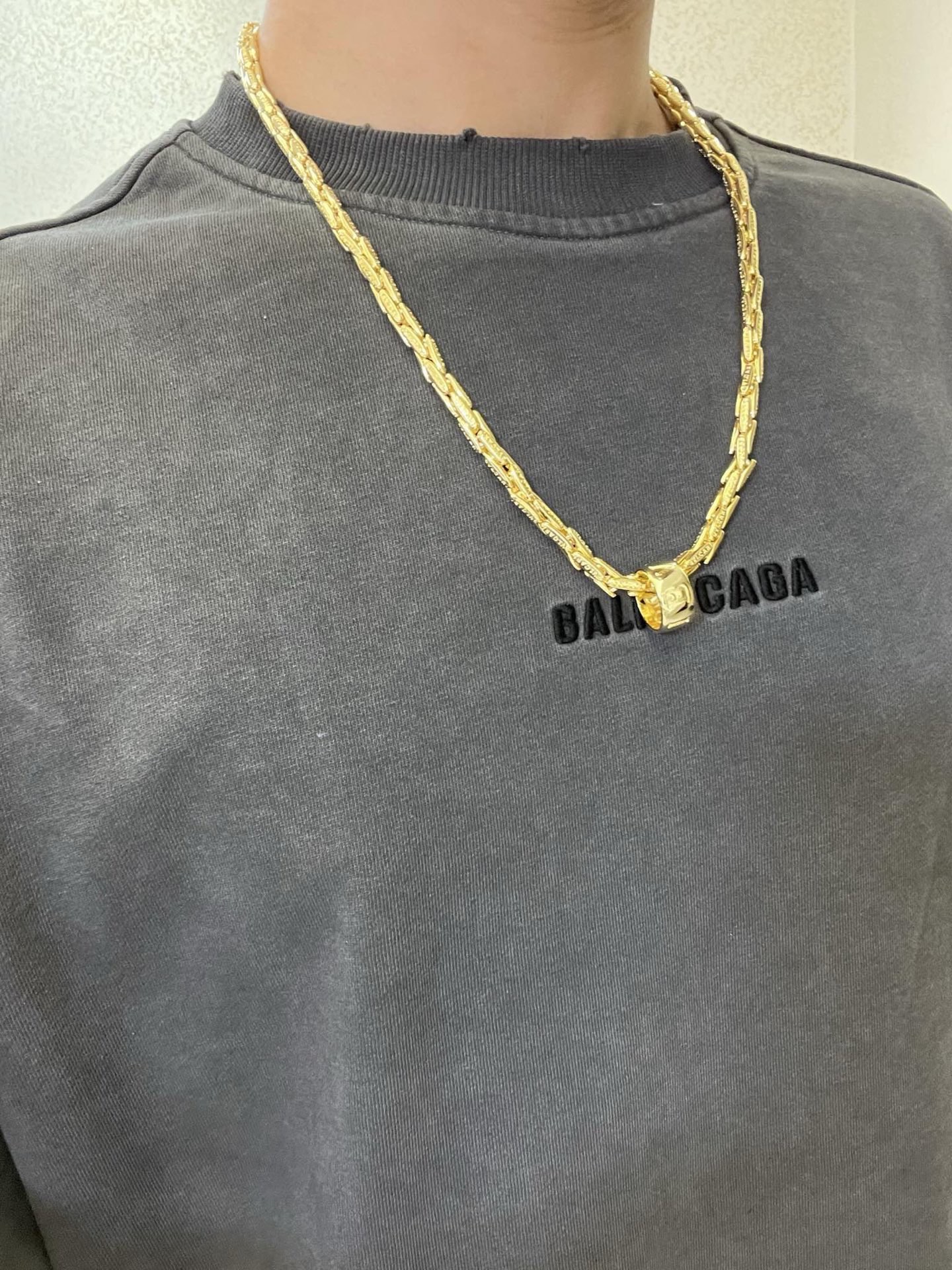 NO:642122,Batch. Bvlgari necklace made of V gold. BVLGARI DIVAS’ DREAM series. Perfect appearance, incomparable details. The unique color is completely impeccable. It is decorated with a classic ring shape design. It is simple yet elegant and eye-catching. The combination of platinum inlaid with diamonds makes the upper body more elegant and attractive. Same style for men and women. Bvlgari necklaces, exquisite jewelry, bottega veneta, bvlgari, bvlgari, necklace19860909批.宝格丽项链V金材质 .BVLGARI宝格丽 DIVAS‘ DREAM 系列 品相完美,细节无敌,那种独特的色泽完全无可挑剔,再缀以经典指环外形设计,简约之余却又优雅夺目,铂金镶嵌钻石的组合更显气色,上身雅致动人.男女同款 宝格丽项链,饰品精品,bottega veneta,bvlgari,bvlgari,necklace,Jewelry