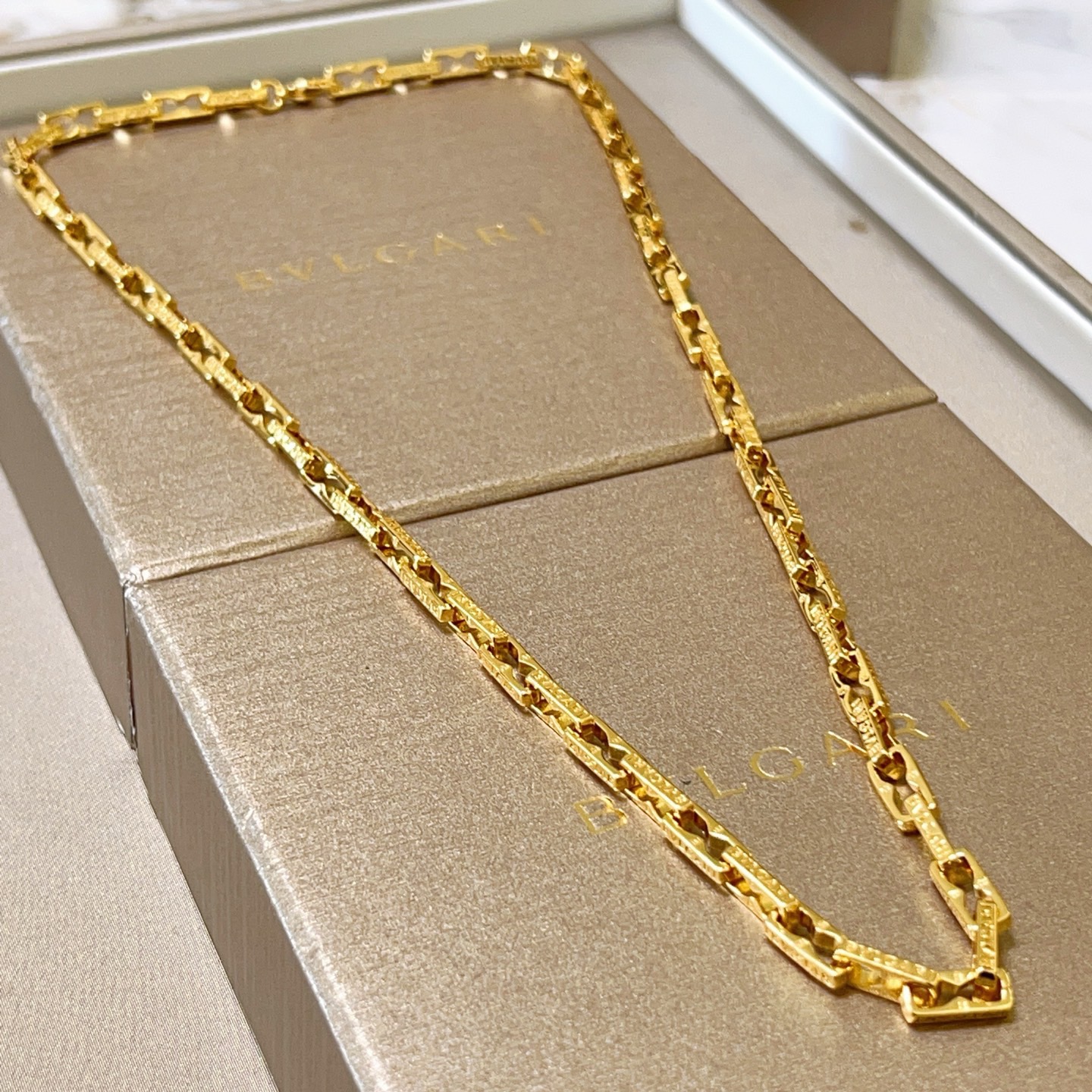 NO:642131,Batch. Bvlgari necklace made of V gold. BVLGARI DIVAS’ DREAM series. Perfect appearance, incomparable details. The unique color is completely impeccable. It is decorated with a classic ring shape design. It is simple yet elegant and eye-catching. The combination of 18K gold adds color and makes the upper body elegant and attractive. Same style for men and women. Bvlgari necklaces, fine jewelry, bottega veneta, bvlgari, bvlgari, necklace19860909批.宝格丽项链V金材质 .BVLGARI宝格丽 DIVAS‘ DREAM 系列 品相完美,细节无敌,那种独特的色泽完全无可挑剔,再缀以经典指环外形设计,简约之余却又优雅夺目,18K金的组合更显气色,上身雅致动人.男女同款 宝格丽项链,饰品精品,bottega veneta,bvlgari,bvlgari,necklace,Jewelry