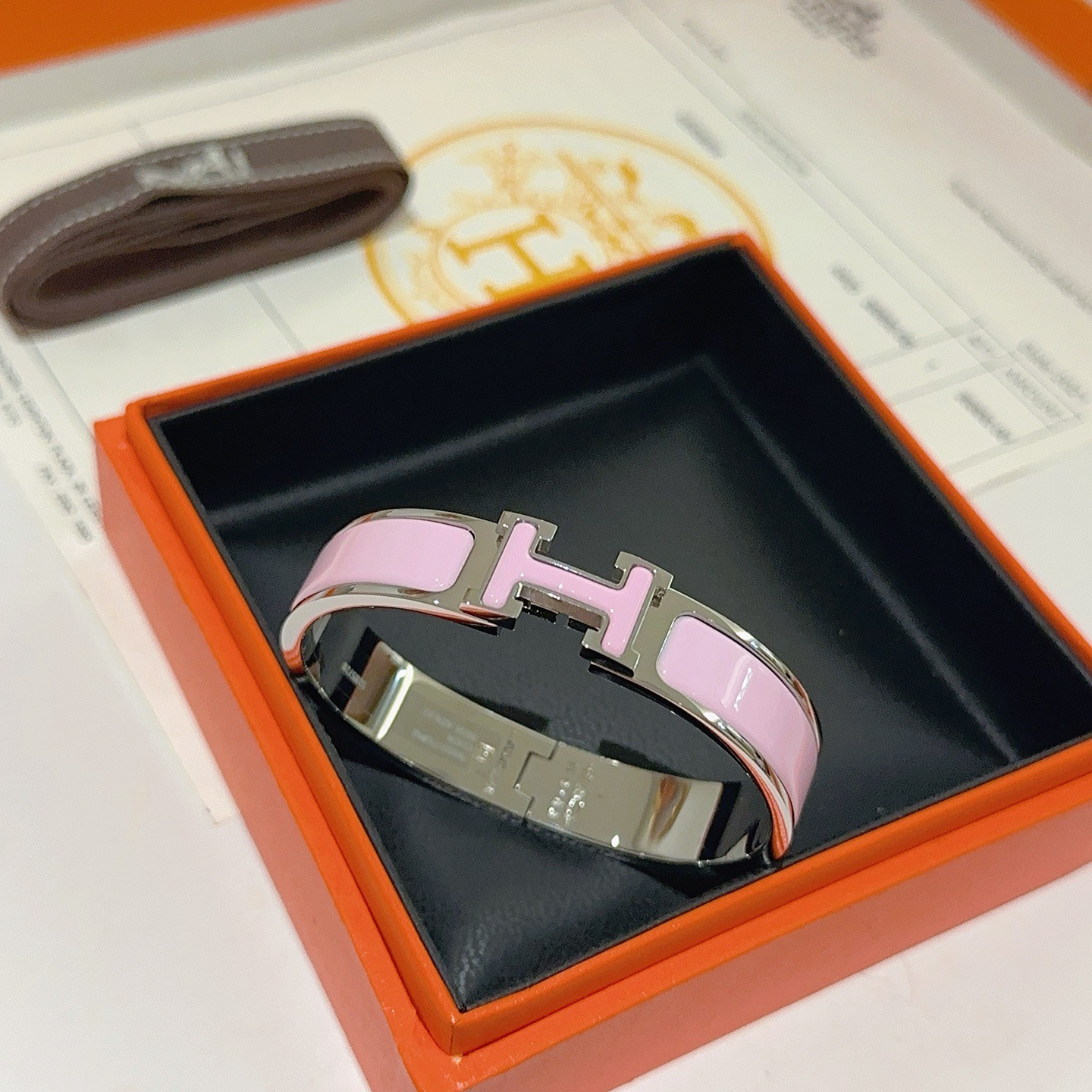 NO:642141,Batch. Hermes Hermes bracelet v gold original customization Hermes bracelet enamel craftsmanship is a test of the master's skills. Make sure the color is hand-made [color][color] v gold high-end customization. Goddesses love Hermes hot bracelets. Super exquisite and praise all goddesses and stars. The same style. High-end franc material, K gold texture, Seiko pure handmade product. Really good to use. Boutique jewelry, hermes, hermes, bracelet19860909批. Hermes 爱马仕手镯 v金原版定制 爱马仕手环 珐琅工艺太考验师傅的手艺了 要确保色泽手工制作好[色][色] v金高端定制 女神 都爱爱马仕火爆手镯 超精赞各路女神 明星 同款 高端法郎材质,k金质感,精工纯手工出品上手真的赞,饰品精品,hermes,hermes,bracelet,Jewelry