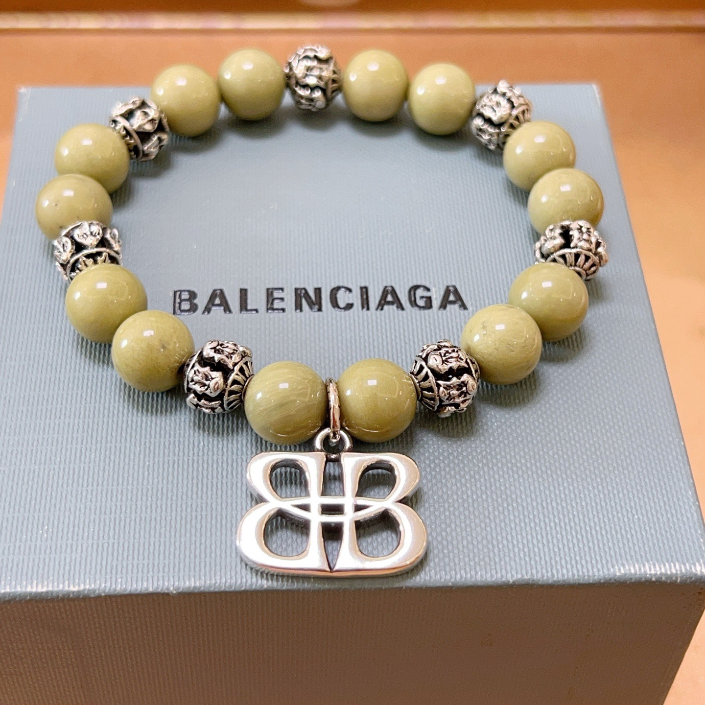 NO:642123,Batch. Original new product Balenciaga Natural Yongtian Jade Balenciaga Bracelet Counter Consistent Balenciaga Bracelet Men's Hot Model Shipping Unique Design Avant-Garde A Must-Have for Men and Women!  Size 18.20.22.24cm, fine jewelry, balenciaga, balenciaga, bracelet19860909批. 原单货新品 巴黎世家天然雍田玉Balenciaga手链专柜一致巴黎世家手链 男士火爆款出货 设计独特 前卫 男女必备！码数18.20.22.24cm,饰品精品,balenciaga,balenciaga,bracelet,Jewelry