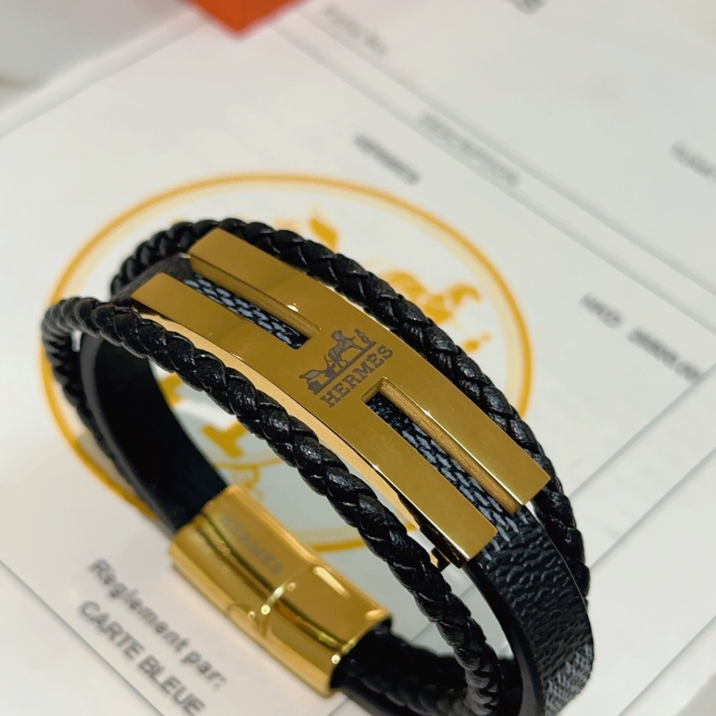 NO:642132,Batch New Product Release Hermès Leather Cord Bracelet The latest style of pure handmade leather material is of higher quality. The same style as the Anger Forest series Hermès Bracelet Classic Series 18k Gold Bracelet Bracelet Gold Edition Size 20.22CM The details are distressed and not available in the market. The sand surface version. This one has been out. The best-selling model in Hermès. Very good match with trendy clothes, high-quality jewelry, Hermes, Bracelet, Gold.19860909批 新品发售 爱马仕皮绳手环最新款纯手工皮材质档次更高明星同款Anger Forest系列爱马仕手链经典款系列18k金手链手绳 黄金版 码数20.22CM 细节对版做旧处理 非市面沙面版型 这款一直在出 爱马仕里面热卖款 非常好搭配潮流衣服,饰品精品,hermes,bracelet,gold,Jewelry