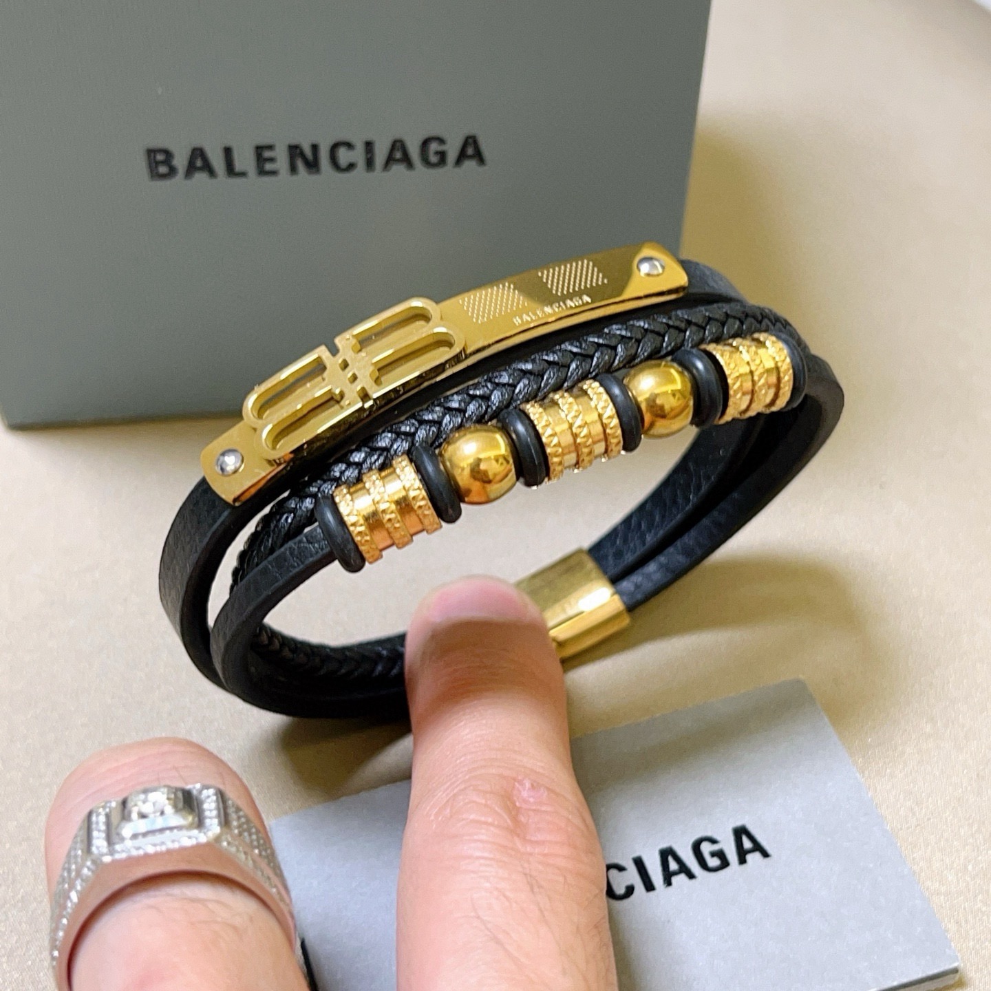 NO:642138,Batch New Product Release Balenciaga Leather Cord Bracelet Latest Style Handmade Cowhide Material High Grade Stars Same Style Anger Forest Series Double G Classic Series Retro Bracelet Handle Details distressed version Non-market glossy version This has been out. Best-selling model in Gucci Very good to match with trendy clothes Size 20 22cm, fine jewelry, balenciaga, gucci, bracelet, cowhide19860909批 新品发售 巴黎世家手绳皮绳手环最新款纯手工牛皮材质档次更高明星同款Anger Forest系列双G经典款系列复古手链手绳 细节对版做旧处理 非市面亮面版型 这款一直在出 古驰里面热卖款 非常好搭配潮流衣服码数20 22cm,饰品精品,balenciaga,gucci,bracelet,cowhide,Jewelry