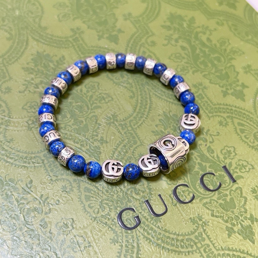 NO:642143,Batch Gucci bracelets for men and women. The latest natural lapis lazuli bracelet is of higher quality. The same style as the Anger Forest series double G natural lapis lazuli crystal bracelet for celebrities. Size: 16-24 cm. The details are distressed. The shiny version is not available in the market. This model is not commonly made in the market. It has been released. It is a best-selling model in Gucci. It is very good to match clothes, high-quality jewelry, gucci, and bracelets.19860909批 古驰手链男女同款 最新款天然青金石手链档次更高明星同款Anger Forest系列双G天然青金石水晶手链 尺寸:16-24厘米 细节对版做旧处理 非市面亮面版型 非市面普通做这款一直在出 古驰里面热卖款 非常好搭配衣服,饰品精品,gucci,bracelet,Jewelry