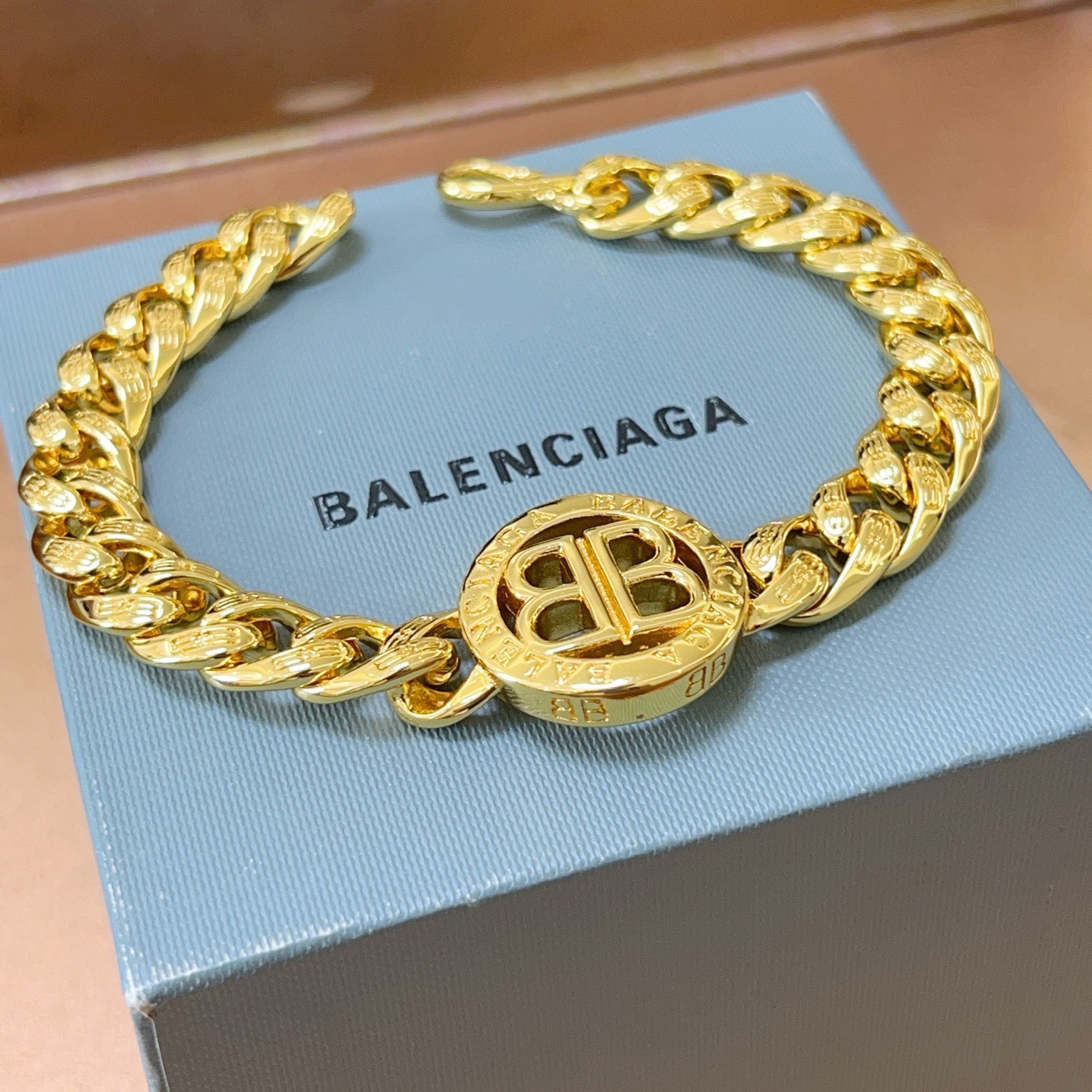 NO:642158,Batch. Original new product Balenciaga Balenciaga Bracelet Counter Same Balenciaga Bracelet Men's hot model shipped Unique design avant-garde A must-have for men and women!  Size 18.20.22.24cm, fine jewelry, balenciaga, balenciaga, bracelet19860909批. 原单货新品 巴黎世家 Balenciaga手链专柜一致巴黎世家手链 男士火爆款出货 设计独特 前卫 男女必备！码数18.20.22.24cm,饰品精品,balenciaga,balenciaga,bracelet,Jewelry