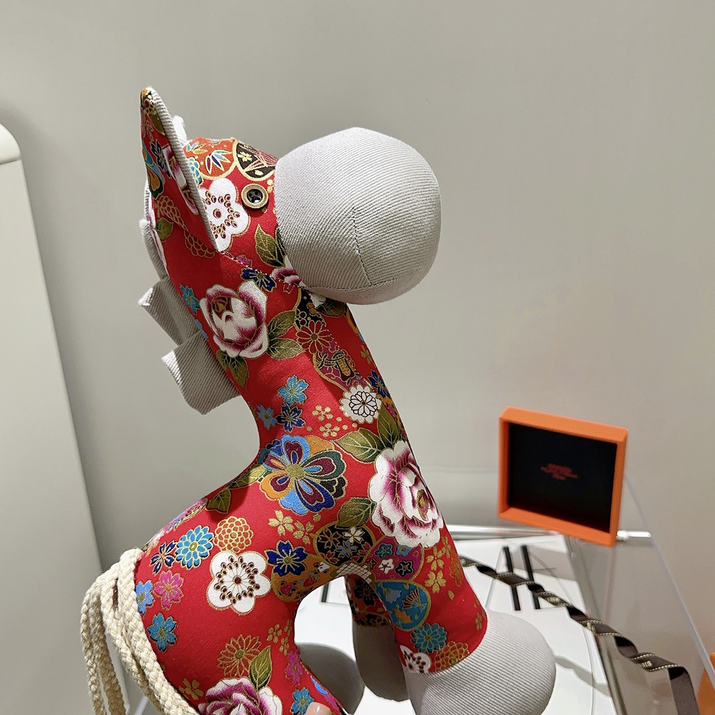 Hermes Ciondolo in peluche Hermes Horse Tessuto stampato floreale rosso con accenti in tessuto grigio chiaro coda color crema dettaglio occhio in metallo 35 cm