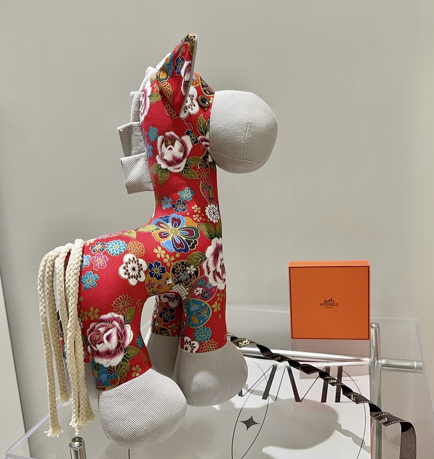 Hermes Ciondolo in peluche Hermes Horse Tessuto stampato floreale rosso con accenti in tessuto grigio chiaro coda color crema dettaglio occhio in metallo 35 cm