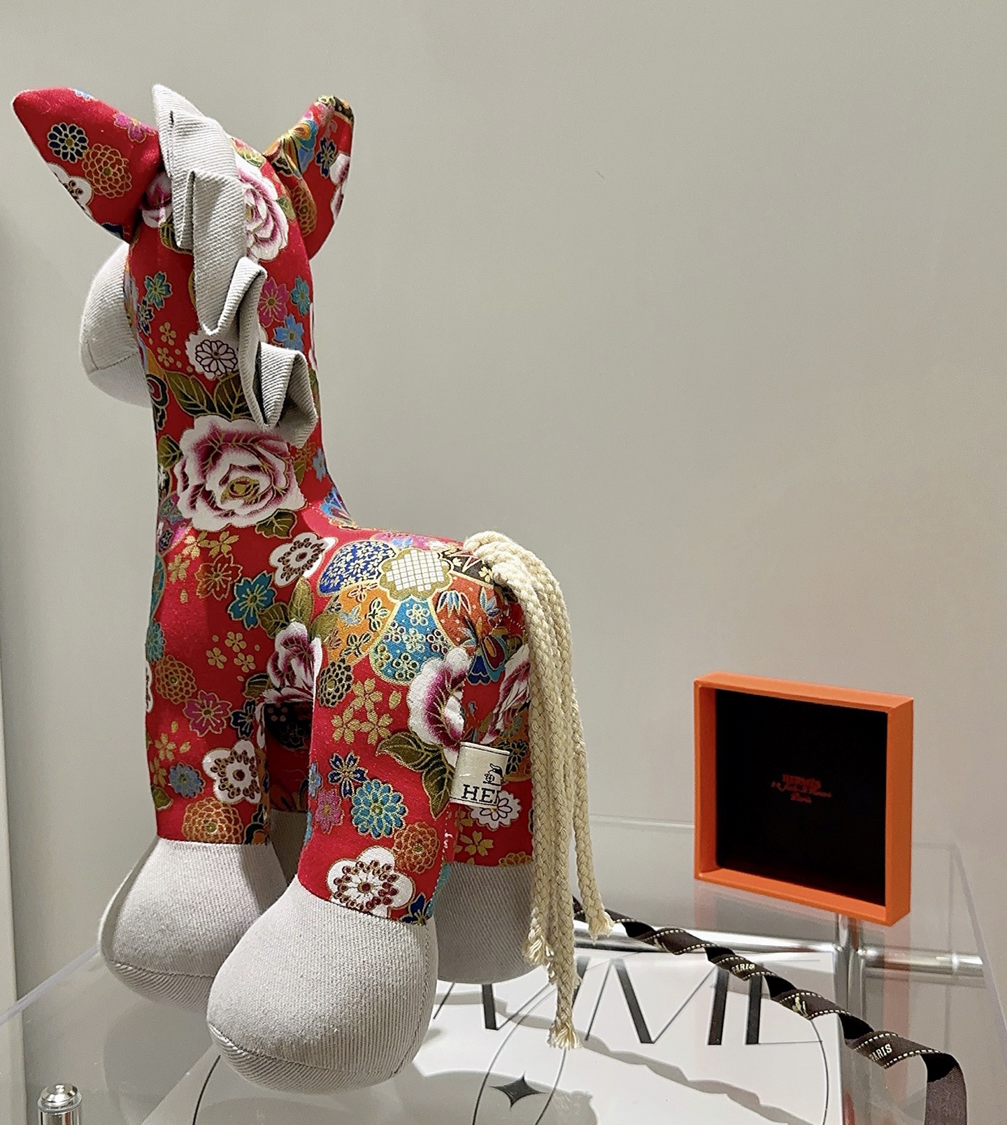 Hermes Ciondolo in peluche Hermes Horse Tessuto stampato floreale rosso con accenti in tessuto grigio chiaro coda color crema dettaglio occhio in metallo 35 cm
