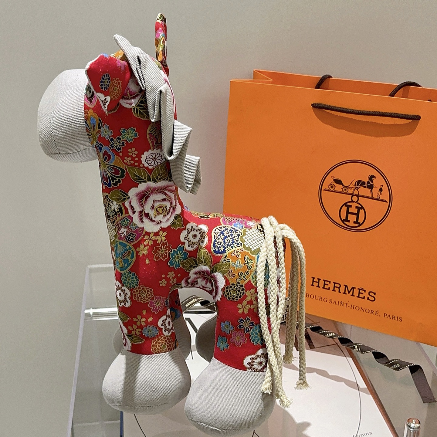 Hermes Ciondolo in peluche Hermes Horse Tessuto stampato floreale rosso con accenti in tessuto grigio chiaro coda color crema dettaglio occhio in metallo 35 cm