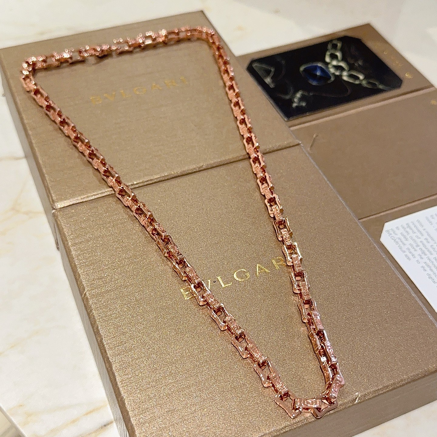 NO:642163,Batch Bulgari necklace V gold material. BVLGARI BVLGARI DIVAS' DREAM series. Perfect appearance, unparalleled details, the unique color is completely impeccable, and is decorated with a classic ring shape design. It is simple yet elegant and eye-catching. The combination of 18K gold is more elegant and elegant. Same style for men and women. Bvlgari necklace, fine jewelry, Bottega Veneta, bvlgari, bvlgari, necklace19860909批 宝格丽项链V金材质 .BVLGARI宝格丽 DIVAS‘ DREAM 系列 品相完美,细节无敌,那种独特的色泽完全无可挑剔,再缀以经典指环外形设计,简约之余却又优雅夺目,18K金的组合更显气色,上身雅致动人.男女同款 宝格丽项链,饰品精品,bottega veneta,bvlgari,bvlgari,necklace,Jewelry